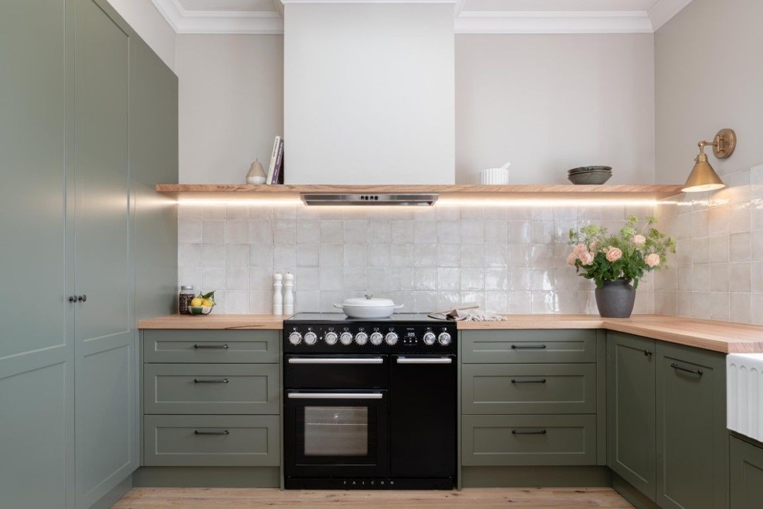 Taking a moment to appreciate the perfect palette of sage green with Tassie oak, neutral eggshell and black in this farmhouse kitchen.
⚒️ @shire_build
📸 interior design & photography @benandgab
========
Shire Build is a leading new home builder and renovation specialist in the Sutherland Shire, guiding you through the end-to-end process of planning, approvals, design and construction of your new home.