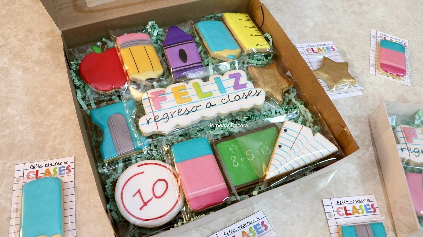 Galletas para el regreso a clases.
Las plantillas para realizarlas las pueden descargar gratis en mi página web 😉
www.horneaydecora.com
#galletasdecoradas #backtoschool #backtoschoolcookies #royalicing #royalicingcookies