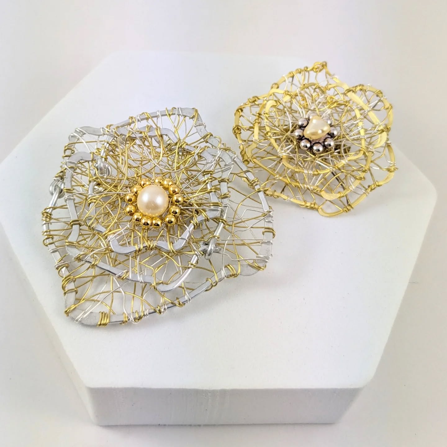 Check out this 'Rosette' Tutorial on my YouTube Channel: Linda Jones Wire Jewellery 🥰❤️
#youtubetutorial #wireinspiration #wirejewelry #makeyourownjewelry #jewellerytutorial