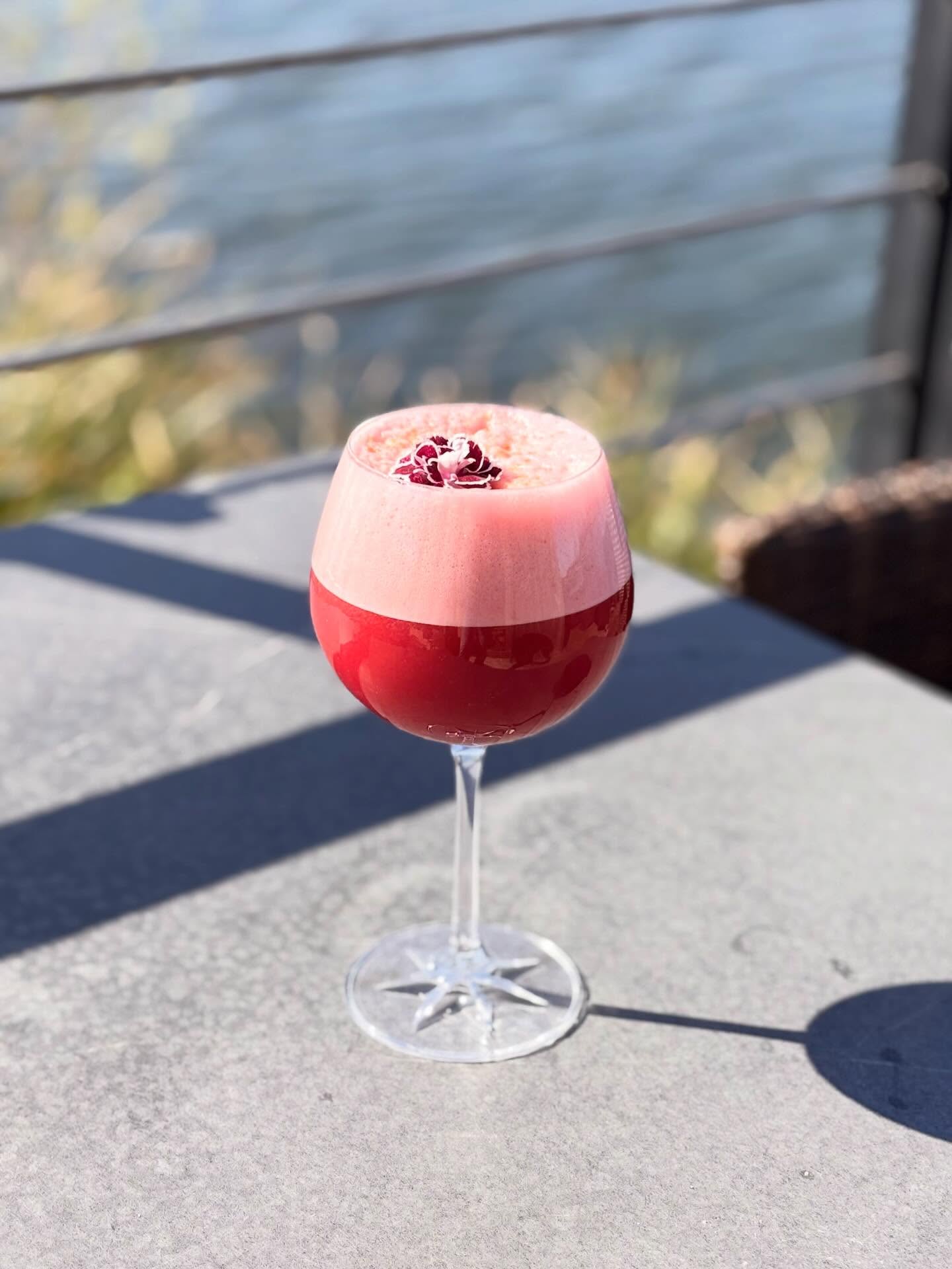 đž đđđđđ„đđĄđđ đž
Câest notre petit chouchou du moment. đ
Un mocktail tout en douceur, Ă la fois floral, fruitĂ© et dĂ©licieusement frais. đđâđ©
Ă dĂ©couvrir sans modĂ©ration. đ§Ą
đ 03 23 05 30 30
đïž lajavarestaurant.fr
#lajavarestaurant #saintquentin #mocktail #fruité #floral