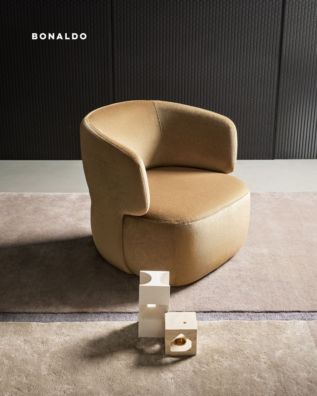 @bonaldospa
A autoridade da forma.
A poltrona Doge, desenhada por Mauro Lipparini para a Bonaldo, é uma lição de história traduzida em design. O nome não é por acaso: a peça inspira-se na figura do Doge de Veneza, o chefe de governo da Sereníssima República.
O detalhe que define esta narrativa são as duas abas laterais que envolvem o assento a partir do apoio de braço, evocando a forma do corno ducale, o icónico chapéu usado pelos Doges. Esta referência histórica confere à poltrona uma presença distinta, quase solene, mas suavizada por uma estética que pisca o olho aos anos 70.
Disponível em três versões — com base giratória estofada, base giratória de metal, ou pernas em madeira —, a Doge adapta-se tanto a um lobby de hotel de prestígio como a uma sala de estar privada que procura elegância intemporal.
ENG
The authority of form.
The Doge armchair, designed by Mauro Lipparini for Bonaldo, is a history lesson translated into design. The name is no coincidence: the piece is inspired by the figure of the Doge of Venice, the head of government of the Serenissima Republic.
The detail that defines this narrative is the two side flaps that wrap around the seat from the armrest, evoking the shape of the corno ducale, the iconic headgear worn by the Doges. This historical reference gives the armchair a distinct, almost solemn presence, yet softened by an aesthetic that winks at the 70s.
Available in three versions — with an upholstered swivel base, a metal swivel base, or wood legs — the Doge adapts just as well to a prestigious hotel lobby as to a private living room seeking timeless elegance.
Would you like more information?
Send us a private message or visit design-minder.com
#DesignMinder #Bonaldo #ContemporaryDesign #FurnitureDesign #DesignIcon #ModernInteriors #InteriorInspiration #DesignElegance #MauroLipparini #DogeArmchair #ItalianDesign #VenetianInspiration #LoungeChair #InteriorArchitecture