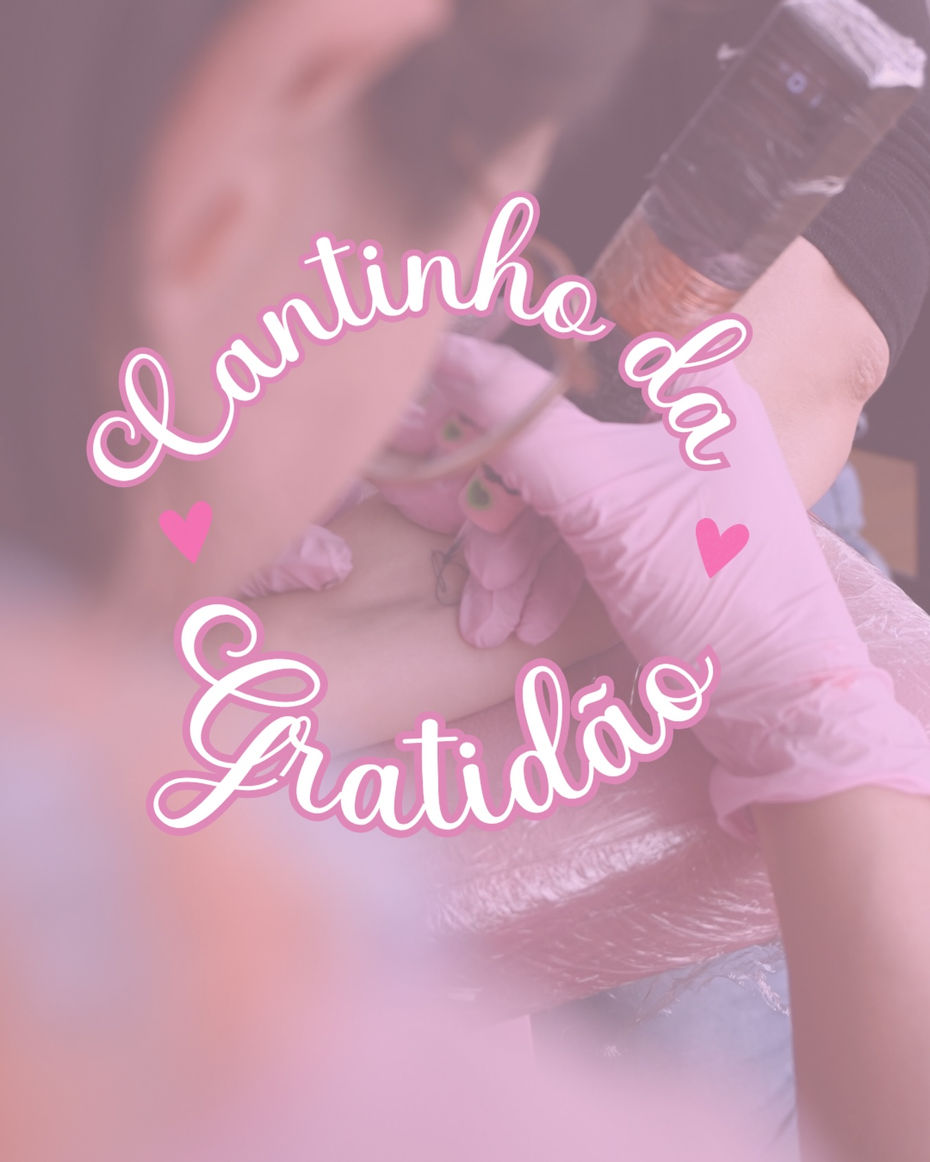 Esse é o cantinho da gratidão, um espaço para ler e escrever o seu agradecimento. 💖 Se você tatuou comigo, adoraria se pudesse deixar aqui nos comentários um depoimento sincero de como foi a sessão comigo. Assim as próximas clientes, que podem estar inseguras, vão poder ler antes de decidir se querem marcar.
E do meu lado, quero agradecer imensamente por ter escolhido escrever na pele comigo. Para mim, é um privilégio poder eternizar amores, momentos, pessoas especiais e histórias. Obrigada 💕