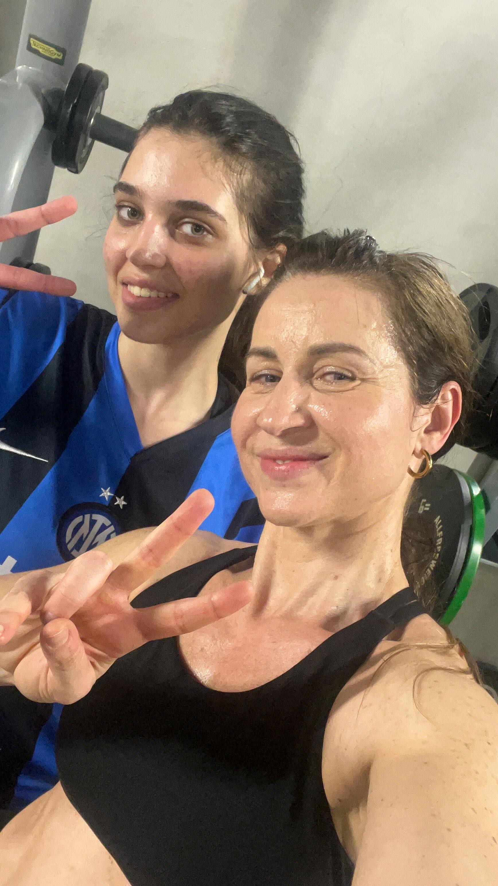 Pas besoin de mots . Juste nous , la salle , et cette complicité unique 💕
C’est notre façon de créer des souvenirs solides .
Mère & fille ❤️✨