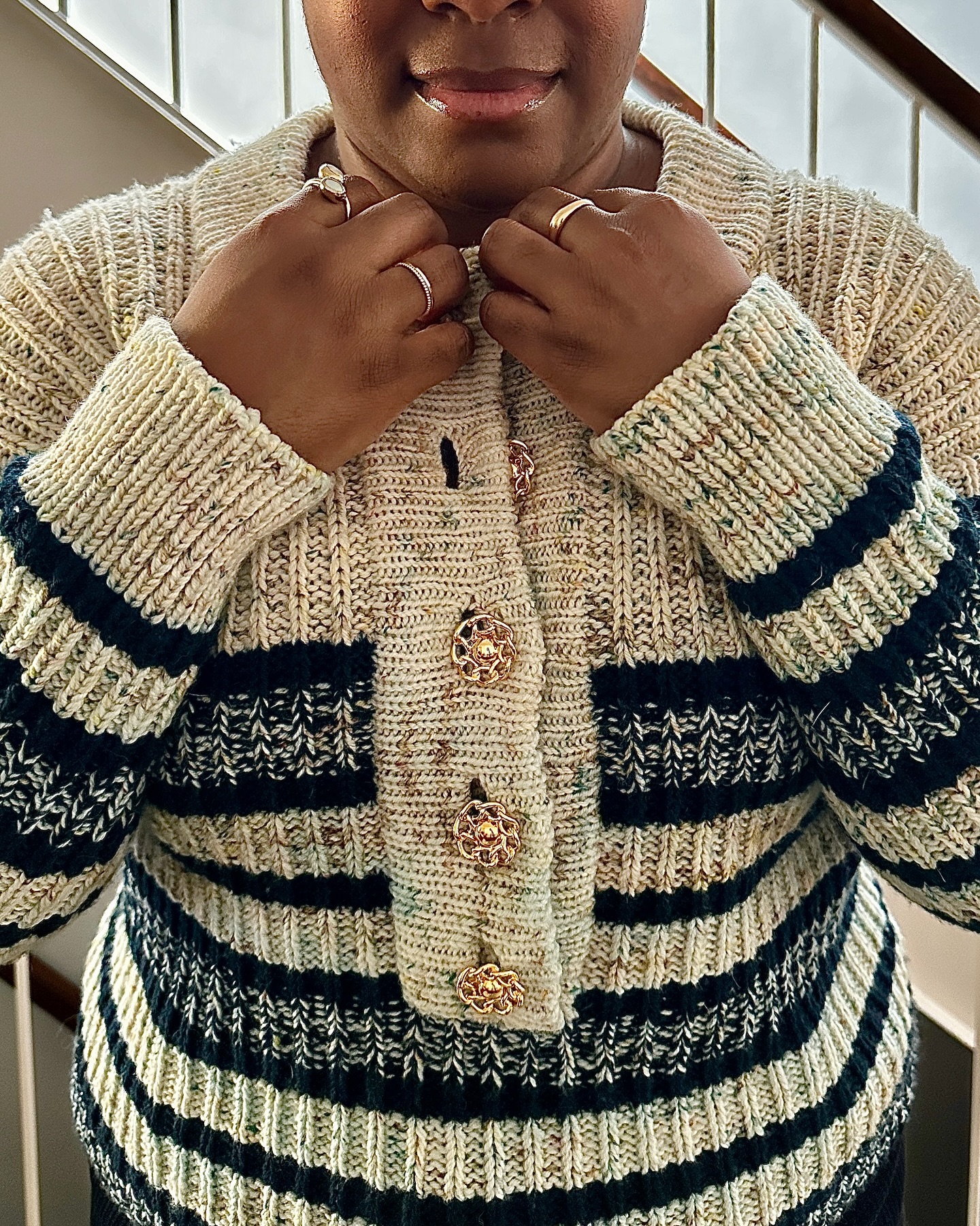 🛥️ A Nautical Marl 💙
Let’s get into the details of my first Marlina Rib sample.
I wanted to go classic with a twist for this sample, and used two neutral colorways held double in different combinations to create sections of solid and marled stripes. Paired with all-over rib and a deep henley neckline with gold rope buttons, this sample is sure to be a cold-weather wardrobe staple for me!
The Marlina Rib pattern is dropping this Friday, so stay tuned for more sample photos throughout the week 😉
Yarn: @magpiefibers Quartet Fingering (held double) in coloroways “Paris Train” and “Midnight Train to Georgia”
#marlinarib #knitandcroshay #magpiefibers #createandslay