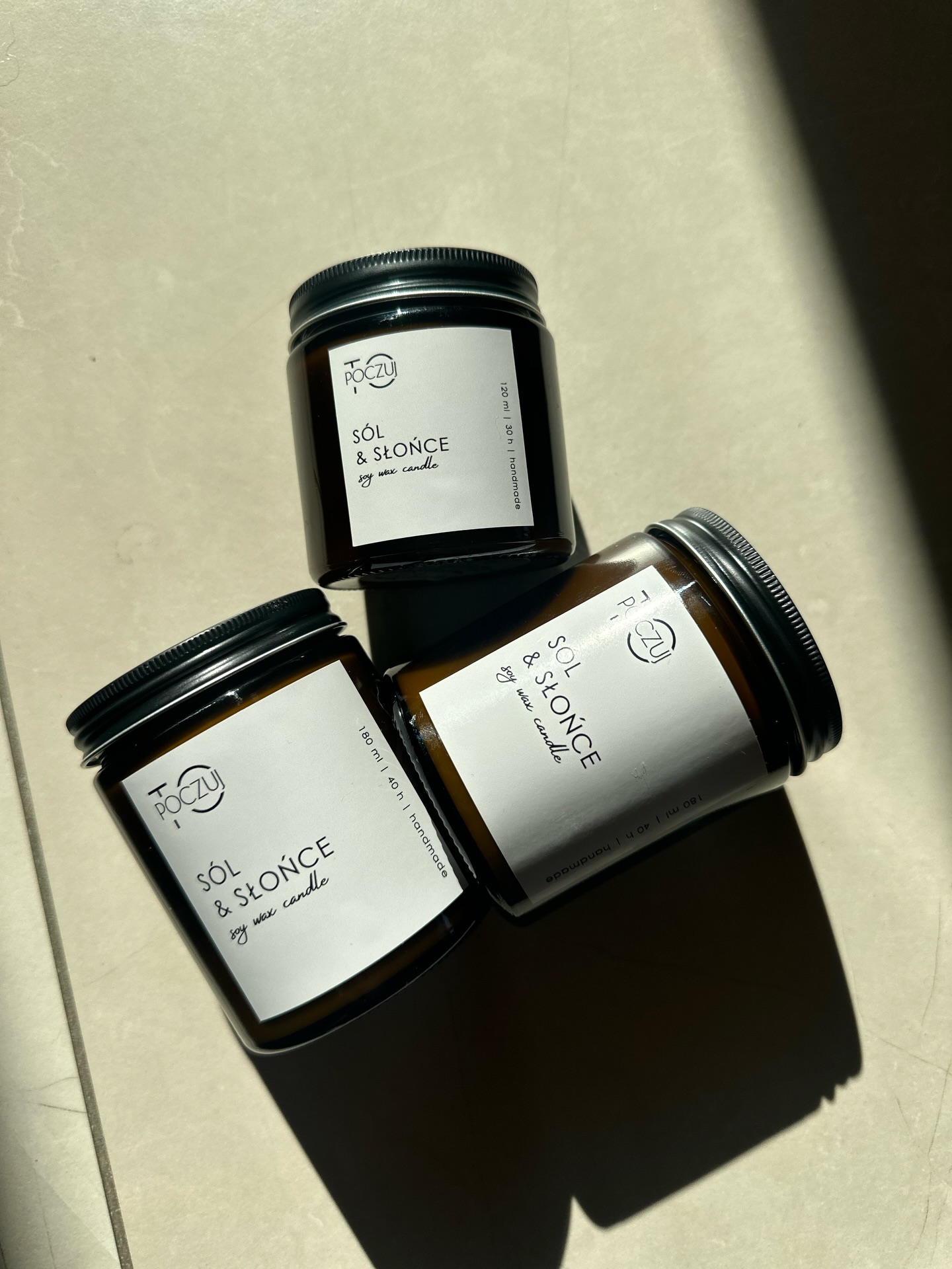 Nowy. Wymarzony. Długo wyczekiwany. ✨
„Sól & Słońce” to zapach jak ciepły wiatr nad morzem — słoneczny, piaszczysty, lekko otulający skórę…
Pachnie morską bryzą, wilgotnym powietrzem, zielonym mchem i nutami wodnymi, które mieszają się z delikatną słoną świeżością 🌊
To właśnie takich zapachów szukam najdłużej — oryginalnych, nieoczywistych, takich, które przenoszą gdzieś dalej… do miejsc, wspomnień, chwil, które chce się zatrzymać na dłużej 🤍
„Sól & Słońce” to nie tylko świeca. To moment.