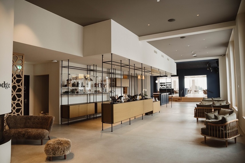 Projekt: @stooslodge
A modern alpine retreat that redefines mountain hospitality.
The design blends urban sophistication with a warm, inviting atmosphere, moving beyond traditional mountain lodge clichés.
Clean lines and local woods were used, with simple materials handcrafted to high standards.
Traditional elements are reimagined, such as enlarged historical silver ornaments from Central Switzerland embedded into our corridor walls.
In the all-glass Mythen Lounge, a large neon light installation pays homage to the Stoos fable of the talking cat.
Located at the terminus of the world’s steepest funicular railway, Stoos Lodge offers 101 rooms and suites, along with generous dining, children’s play areas, daycare, gym, and seminar rooms.
The commitment to sustainability is evident, with the funicular’s advanced recuperation technology significantly contributing to the energy supply.
Experience the perfect blend of tradition and innovation at Stoos Lodge.
I worked on this project as a team member in the interior architecture department of the architecture and design studio IDA14 in Zurich where i was given the opportunity to support the management of the project, overall concept and design, material and color concept, furniture and lighting concept.
Design Studio: @ida14_by_karsten_schmidt
Architecture by: @ga_architekten
Photography by: @bruno_helbling_fotografie
#StoosLodge #AlpineDesign #ModernTradition #SwissArchitecture #SustainableLuxury