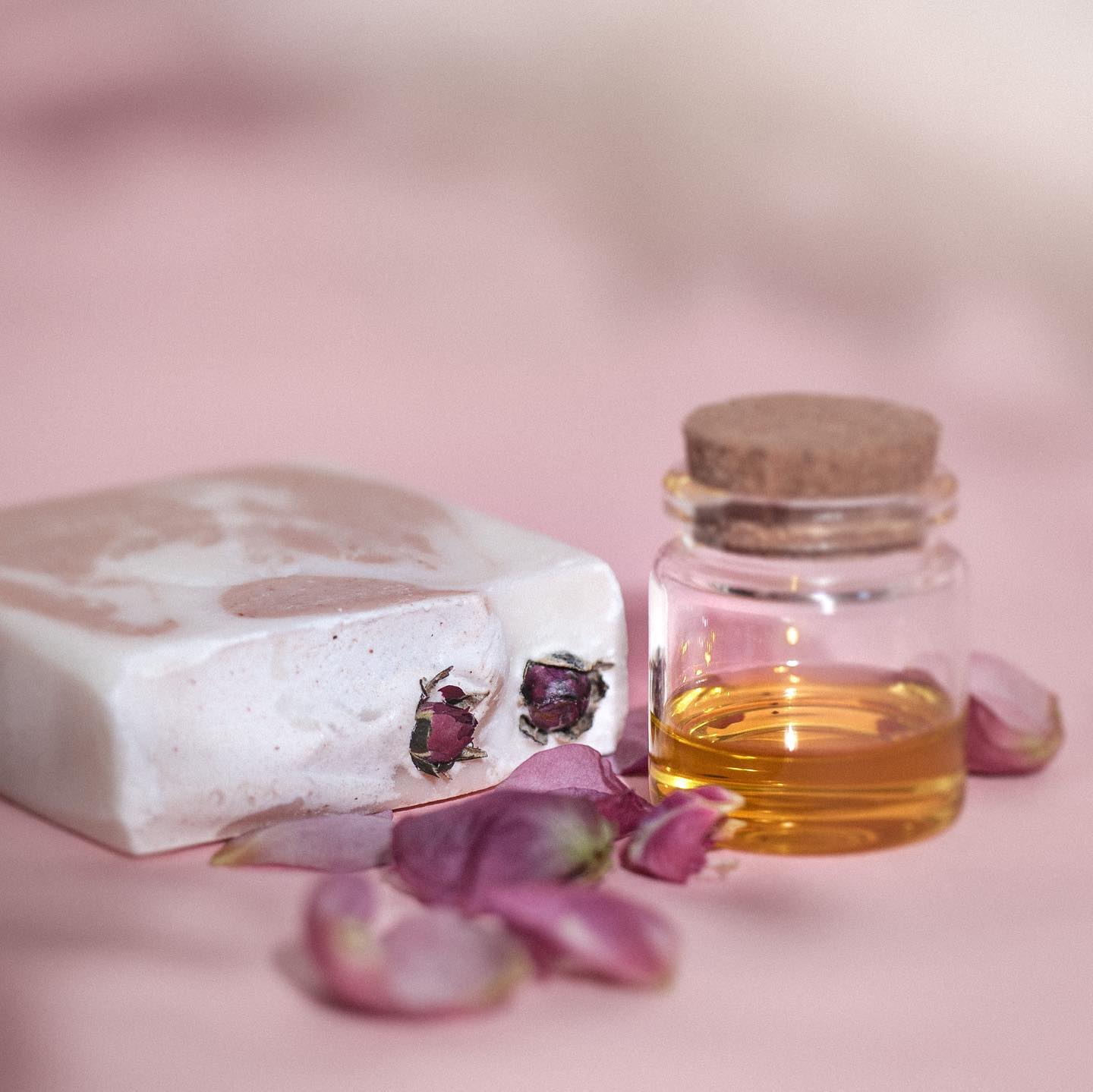 L’OLIO DI RICINO
Si tratta di un olio vegetale ottenuto spremendo i semi della pianta del ricino (Ricinus communis - nome comune anglosassone ‘Castor Oil’ che NON significa olio di castoro - cit.), pianta che cresce abbondantemente nelle aree del Mediterraneo e subtropicali.
Fun fact: questi semi allo stato crudo contengono una fitotossina letale chiamata ricina.
L’olio viene estratto caldo o raffinato proprio per eliminare i residui tossici, ed è noto da secoli per le sue proprietà terapeutiche.
L’olio di ricino viene ampiamente usato in cosmetica per la cura di ciglia, capelli, unghie e pelle (anche quella con problematiche di vario tipo).
Ha proprietà emollienti, protettive, lenitive e purificanti ed ha anche azione schiarente sulle macchie cutanee.
Perché usarlo nel sapone? L’olio di ricino nel sapone va usato in basse quantità (non oltre il 5%), in caso contrario si ottiene un sapone molto molle e probabilmente inutilizzabile.
Combinato con altri oli però ha la caratteristica di creare una schiuma molto morbida e di lunga durata (che è la tipica schiumetta morbida che vedete nei nostri saponi che non contengono olio di cocco).
L’olio di ricino è in tutti i nostri saponi.
Lo sapevate?
.
.
#ingredienti #solidsoap #oliodiricino #soaplovers #saponeallarosa #ingredientinaturali #fattoamano #saponevegano #ecofriendly #plasticfree #oliviasoaps #laverabellezzaènaturale #saponenaturale #nozionisuingredienti #friuli #smallbusiness