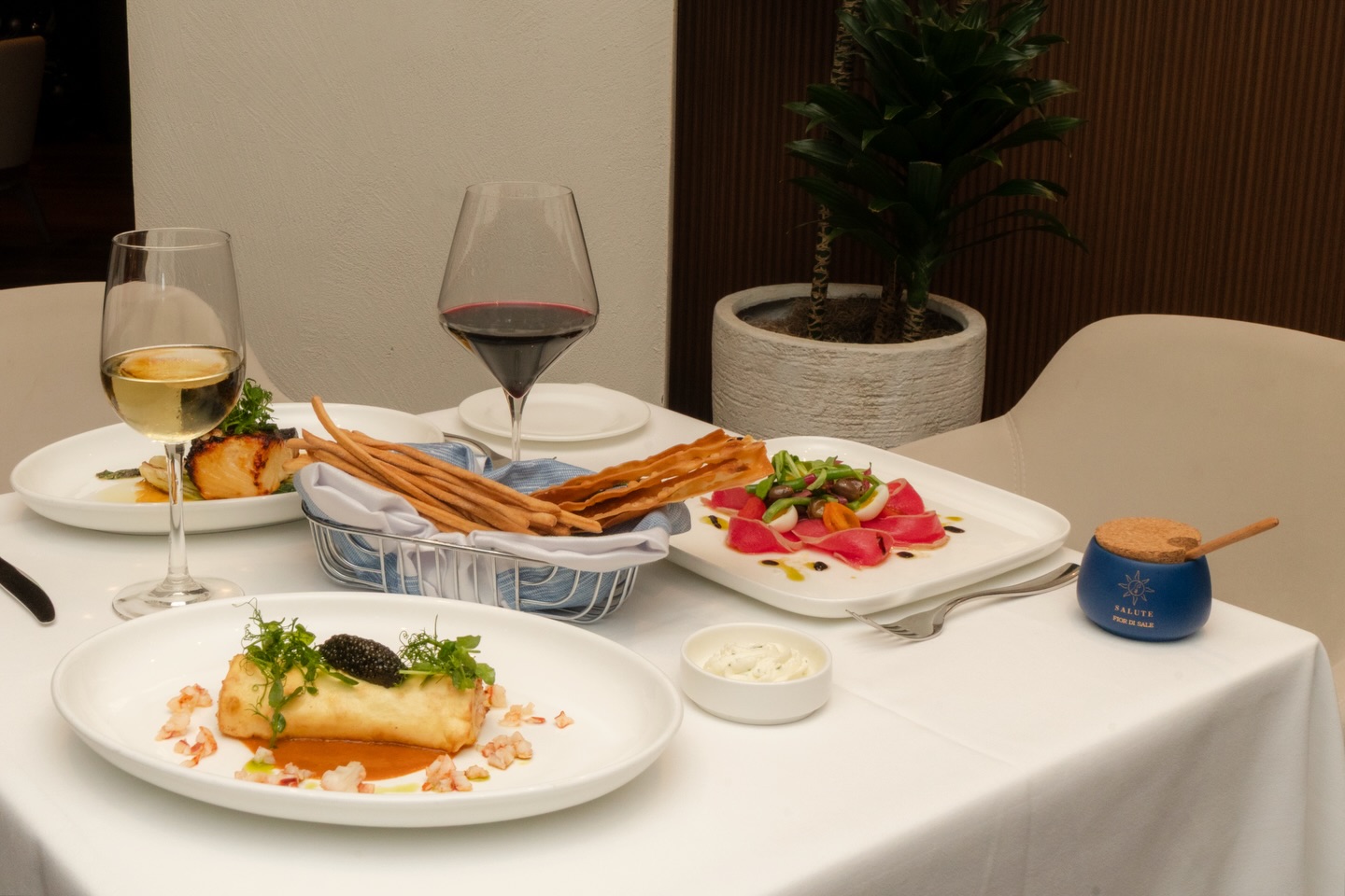 An evening at Salute Ristorante ✨
Where every detail is intentional, from the first pour to the final bite.
A composition of flavors, textures, and quiet elegance:
delicately prepared seafood, refined accompaniments, and thoughtfully selected wines, all set within an intimate, timeless atmosphere.
•••
#saluteristorante #palmbeachdining #michelinstyle #palmabeach