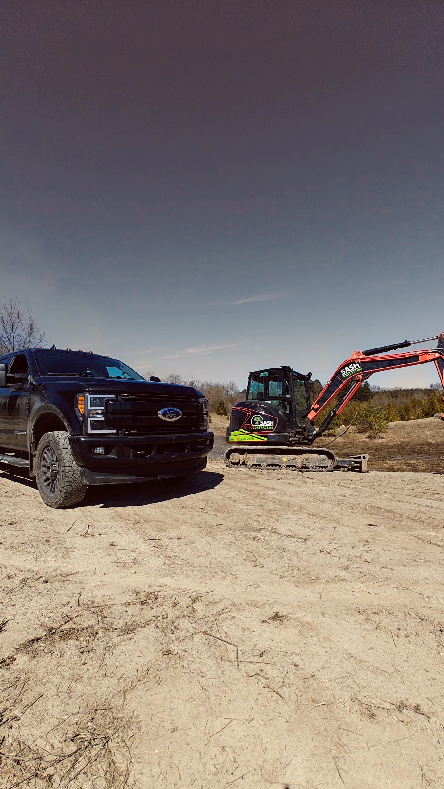 Wrapped up and sparkling clean! We believe in keeping our equipment protected and our trucks pristine. Always ready for the next adventure.
#f250 #superdutynation #fordtrucks #heavyequipment #kubota #kx057 #CleanAndWrapped #truckgoals #readytowork #dirtygraphix