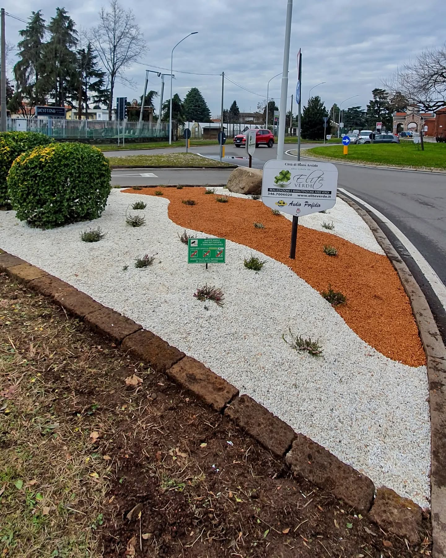 Realizzazione aiuola con impianto irrigazione.
.
.
.
.
.
.
.
.
.
#treesurgeon #treclimbing #giardinaggio #giardino #natura #garden #piante #green #fiori #verde #nature #gardening #potatura #italy #giardiniere #italia #love #flowers #giardinaggiochepassione #plants #polliceverde #potature #foglie #sempreverde #giardini#green #landscape #treeservice #alberi