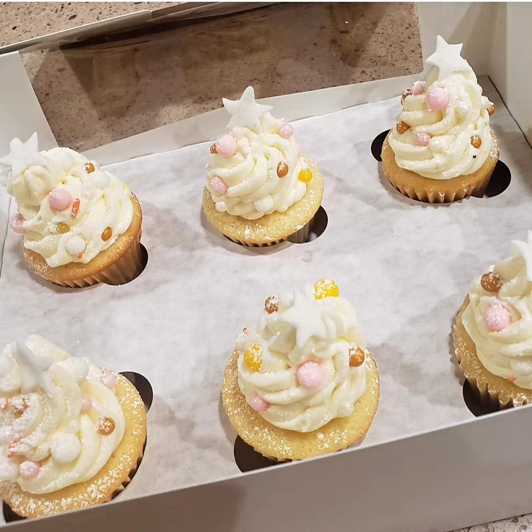 Oldie but goodie! We brought back our White Christmas cupcakes for the season. Link in bio to order!
-🎨-
-😎-
-🎂-
#loungincake #loungin #createchillcake #ediblecreationsforall