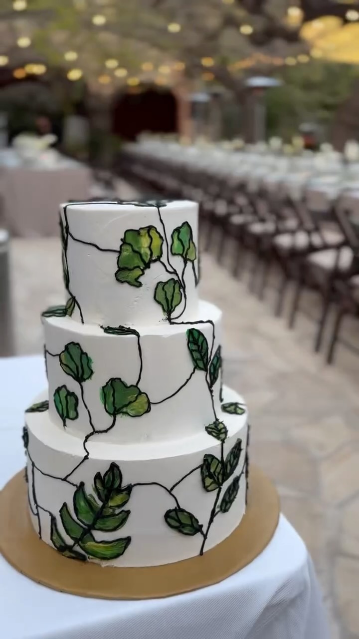 This cake and this trend couldn’t have come at a better time ✨
“I’m an artist”… and our pastry team really proves it 🎂🔥
Every wedding cake we create is fully custom, designed to match your vision down to the smallest detail
This isn’t just cake… it’s edible art 🤍
•
Este pastel y este trend no podían haber llegado en mejor momento ✨
“I’m an artist”… y nuestro equipo de pastelería lo demuestra en cada creación 🎂🔥
Cada pastel de boda es totalmente personalizado, diseñado al detalle para vosotros
No es solo un pastel… es arte comestible 🤍
#ImAnArtist #WeddingCake #CakeDesign #EdibleArt