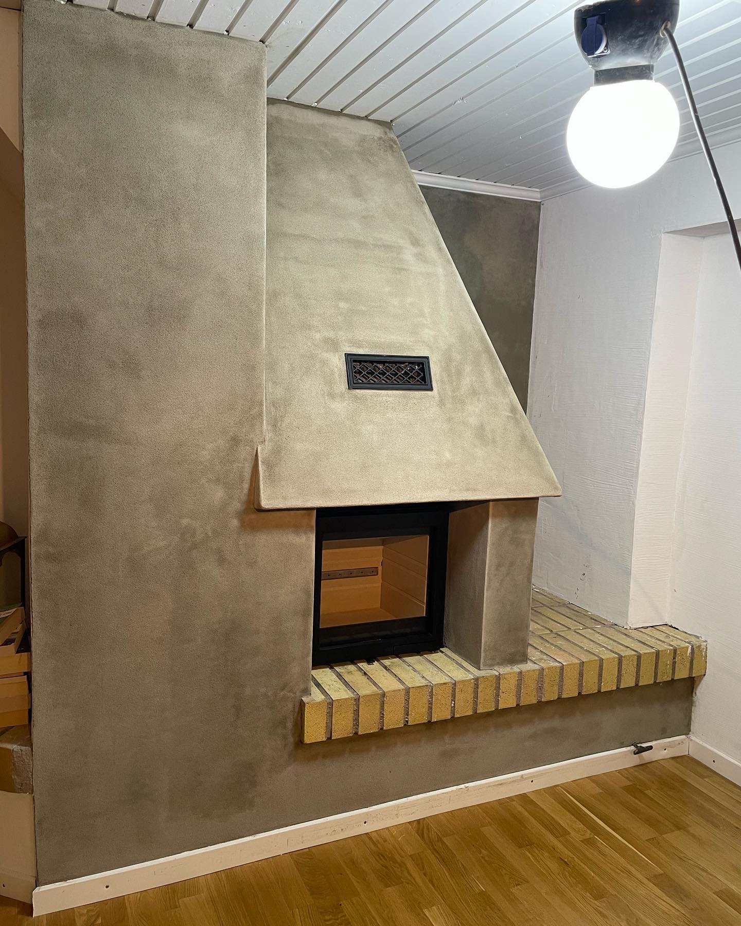 Installation av instas i öppenspis och putsning.
Lite färg på den så 👌🏼.
#kamin #kamininsats #linköping #norrköping #jtbyggmurputs #kamininspiration