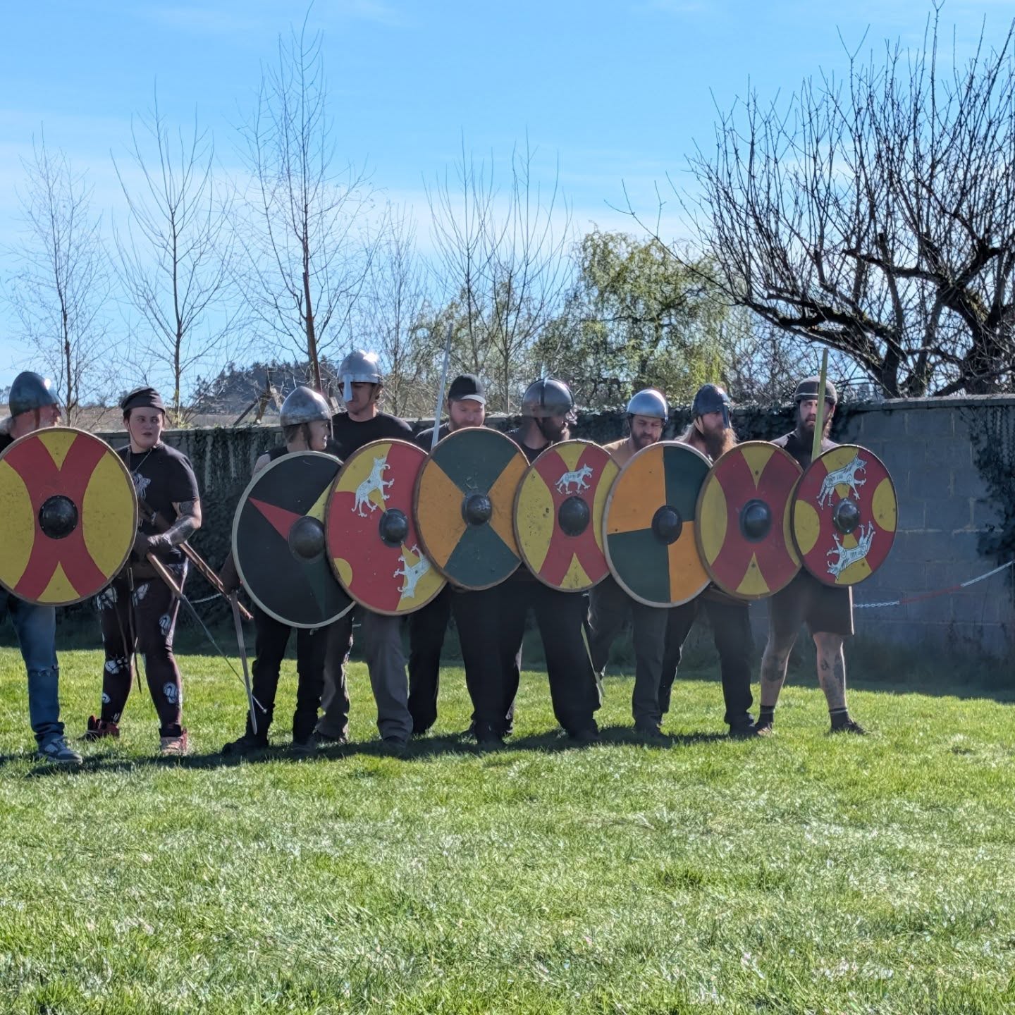 What an incredible weekend! ☀️ Huge thank you to @manaraefan_vikings for hosting such a glorious training weekend, and to all the trainers and testers who traveled down to share their expertise, @eikthyrnir , Sveinshavn , and provincials.
Huge congrats to the Ulfhedinn team:
🏆 Christina Scarlett (History & Kit)
🏆 Mark Whalley (Display Combat)
#vikings #trainingweekend #showseason #reenactment
#vikingskills