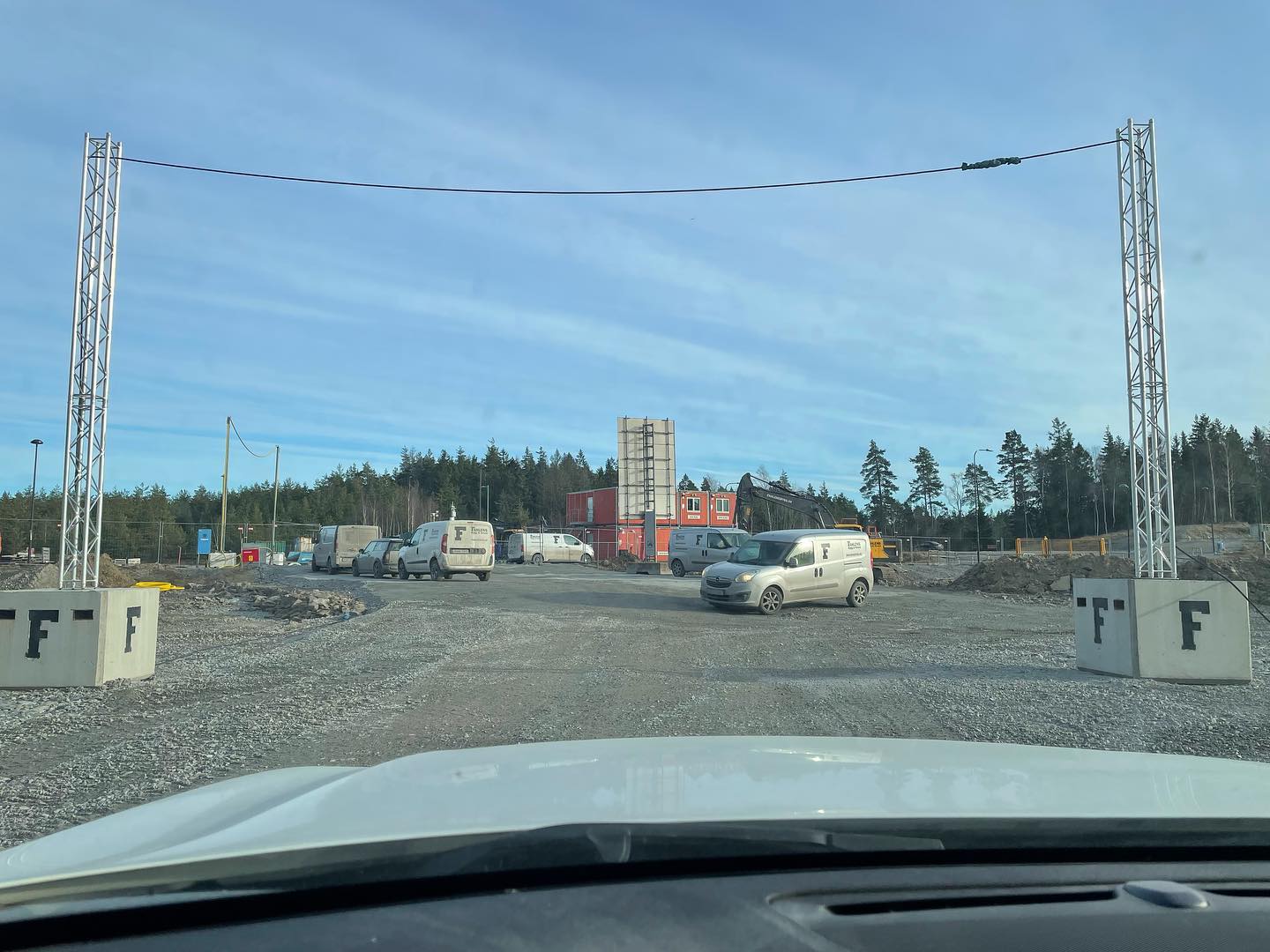 Lite bilder från vårt nya projekt i Riksten.
Här ska det byggas 44 st lägenheter i radhusformat.
Tack för förtroendet @eksjohusbostad
Den första av många balkar är plats.
#isolergrund
#riksten