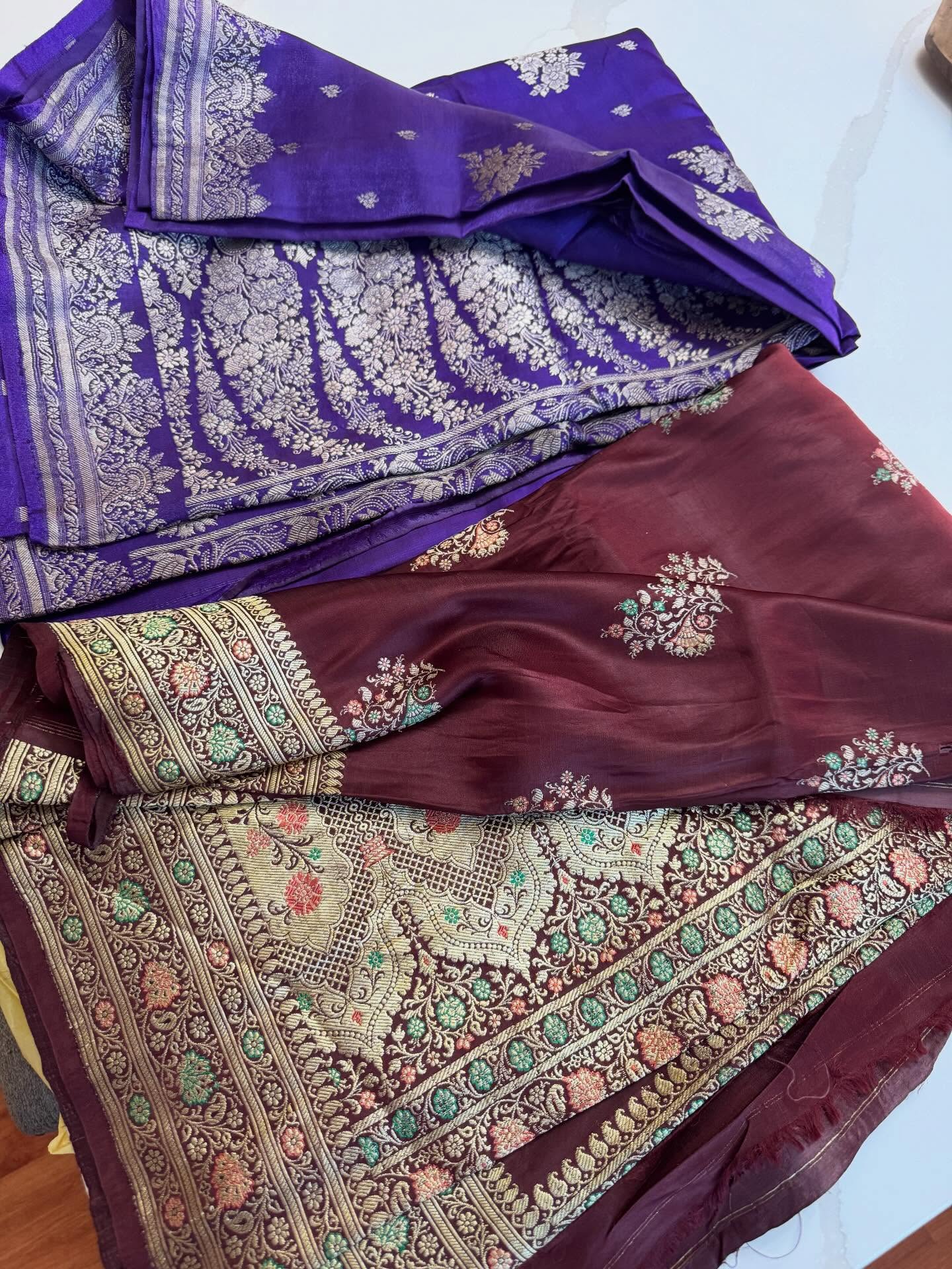That moment, when you realize the gorgeousness that your dear friend brought you back from India is even more gorgeous!! Just look at this vintage sari silk🔥🔥