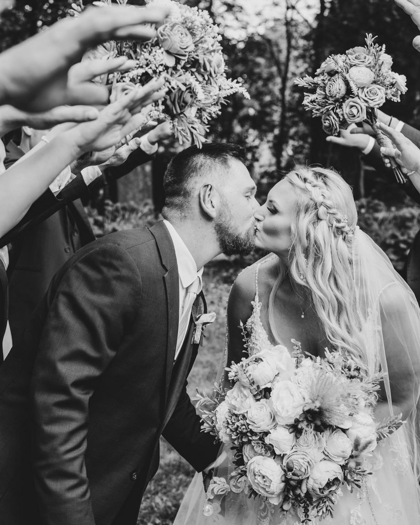 Is anyone else as obsessed with a lil black and white moment as I am? Also, @brooke.b_king and @noah.king_98 were SO MUCH FUN to shoot! Congratulations!! 🥰🥰
.
.
.
Venue @sleepyhollowbarn
Video @boshinski_media
Cake @douxannicakes
Catering @tasteofdistinction