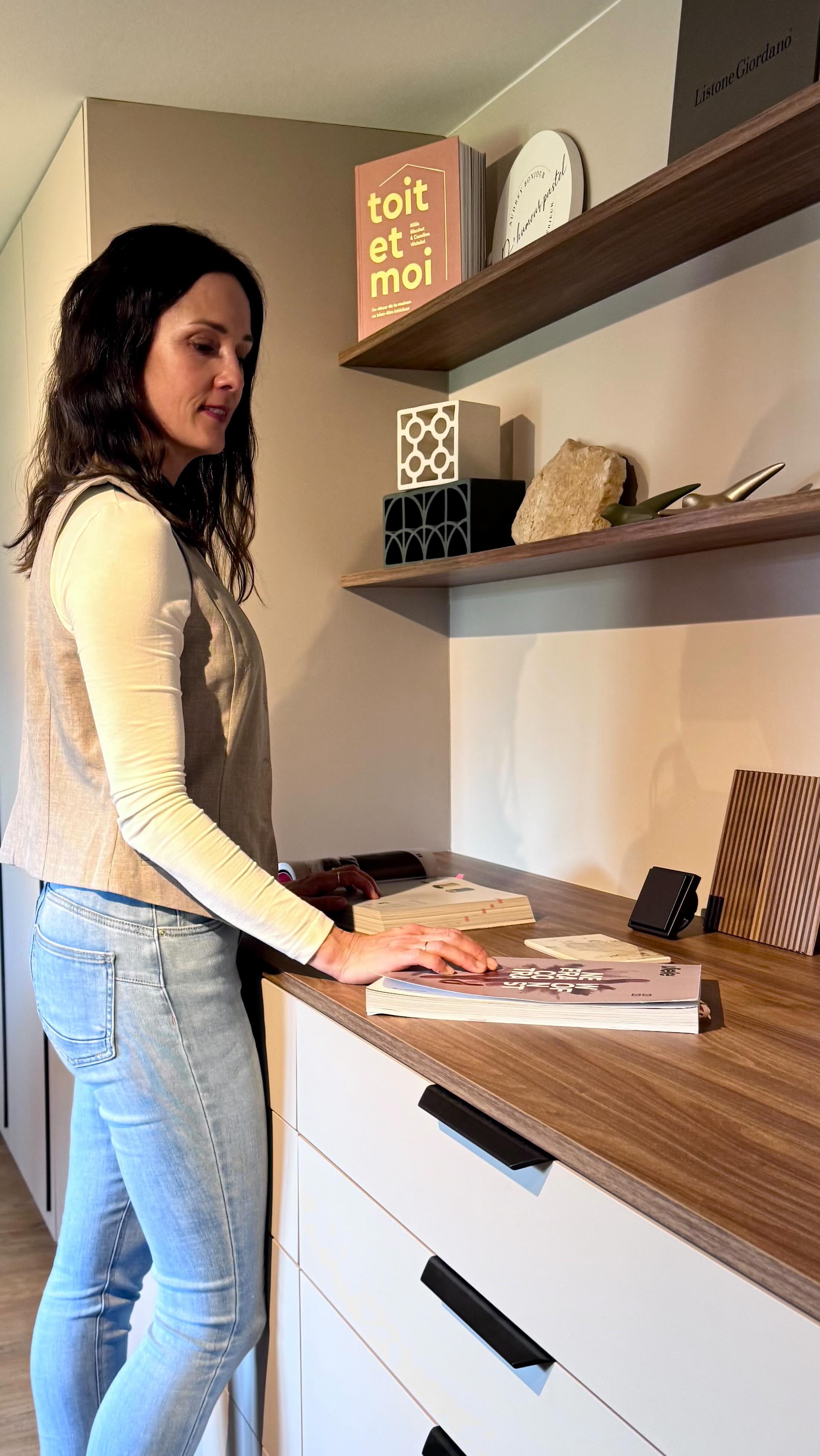 🎂 Il y a 7 ans, je me lançais dans l’architecture d’intérieur.
J’ai créé un lieu qui me ressemble.
Un espace où chaque détail compte
et où chaque projet commence.
Un bureau showroom pour créer, échanger et choisir ensemble, avec matériaux, finitions, luminaires…
et la modélisation 3D immersive pour se projeter concrètement.
Merci à tous mes clients pour leur confiance.
Tout commence ici…
#architectureinterieure #interiordesign #designsuisse #neuchatel #showroom