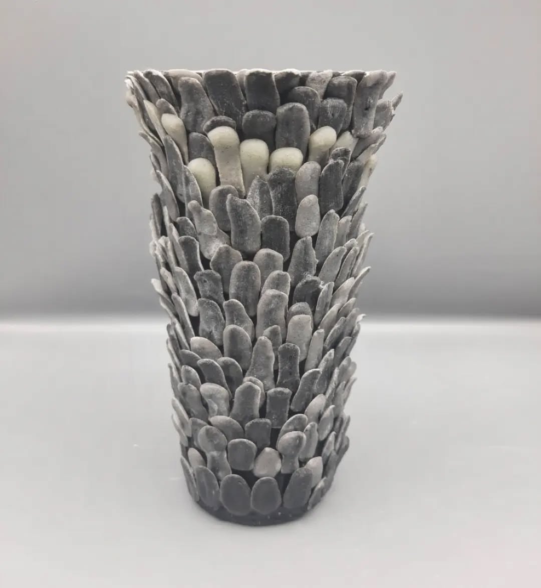 New work in progress. Part of a new series I'm working on, mostly inspired by my daily walks on Castlehill Flagstone Trail.
#kilnformedglass #bullseyeglass #Caithness #caithnessflagstone #castlehill #layers #flagstone #vessel #vesselform #glassart #artglass #craft #craftscotland