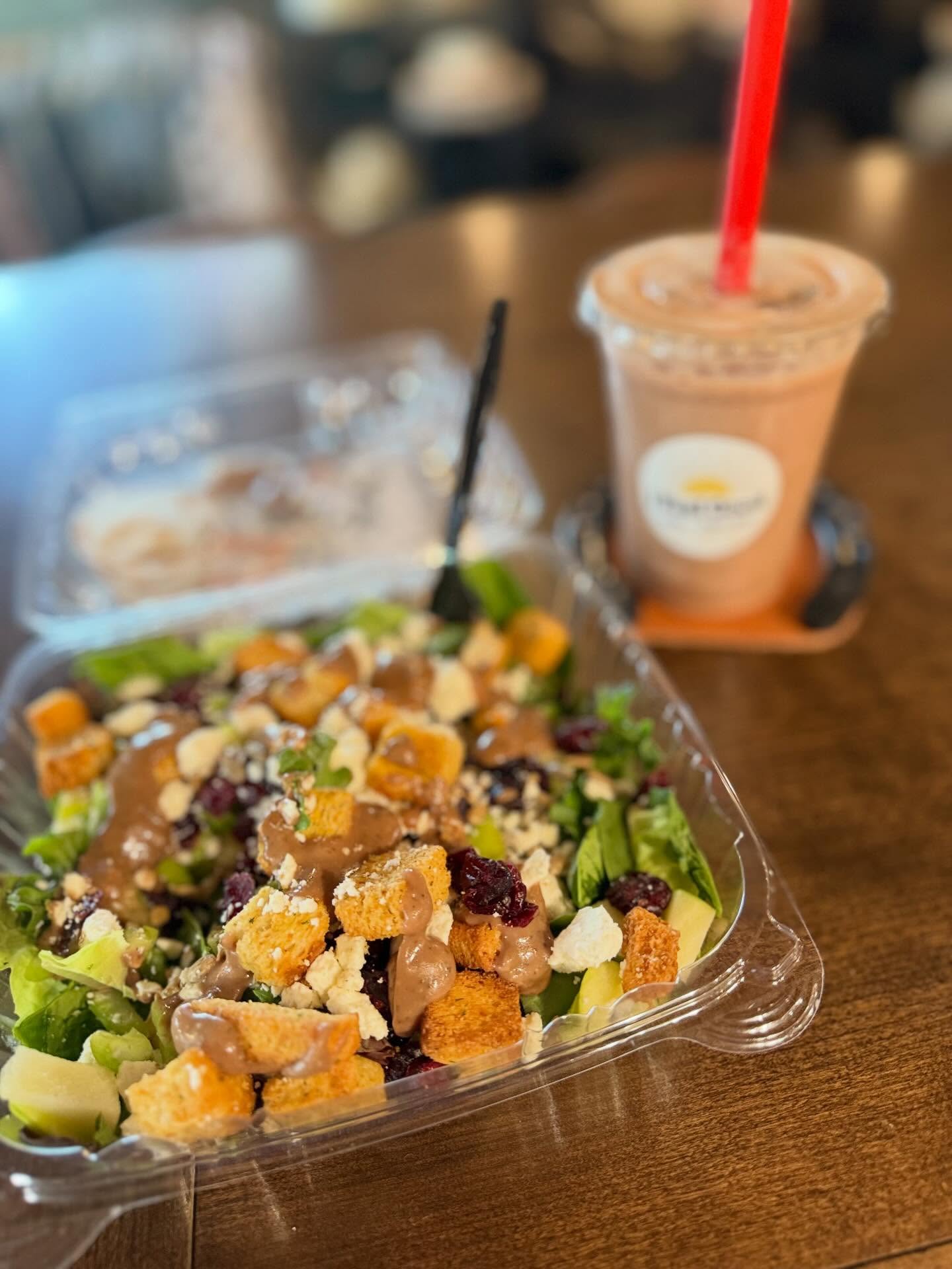Is salad season back? ☀️ It feels like it today!
Fresh, crisp, and made to feel good 🥗
Add bacon bits for a little extra protein boost 😉
✨ Our salads:
• I Feel Good Salad
(mixed greens, feta, cucumber, tomato, croutons, sunflower seeds)
• Green Apple Salad
(mixed greens, green apple, feta, craisins, celery, croutons, sunflower seeds)
• Sunkissed Salad
(mixed greens, feta, sundried tomato, cucumber, croutons, sunflower seeds)
• Bacon Caesar Salad
(mixed greens, parmesan, tomato, bacon bits, croutons, sunflower seeds)
Come grab something fresh today 💛
📍 Stevensville | Order online at ifeelgoodmt.com