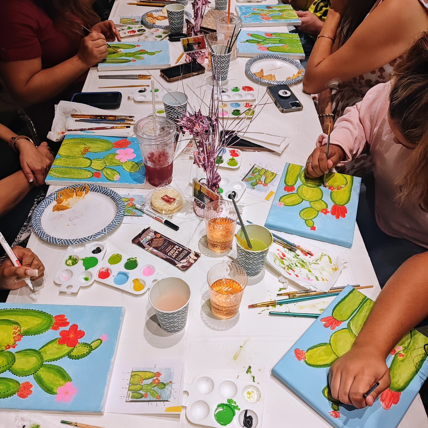 🎨✨ Blooming cacti, good wine, and even better company.🌵🍷💐
Big thanks to everyone who joined our Sip & Paint last night at Cafecito Bar