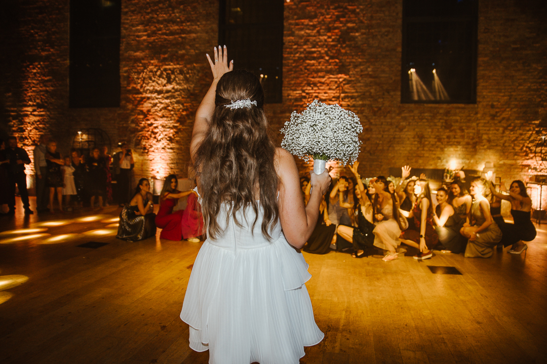 Zabavno bacanje buketa s puno zainteresiranih 💯
.
.
.
#weddingphotography #weddingphotographer #wedding
#vjencanje #weddingdetails
#weddinginspiration
#weddingbouquet
#imagoamorisweddings