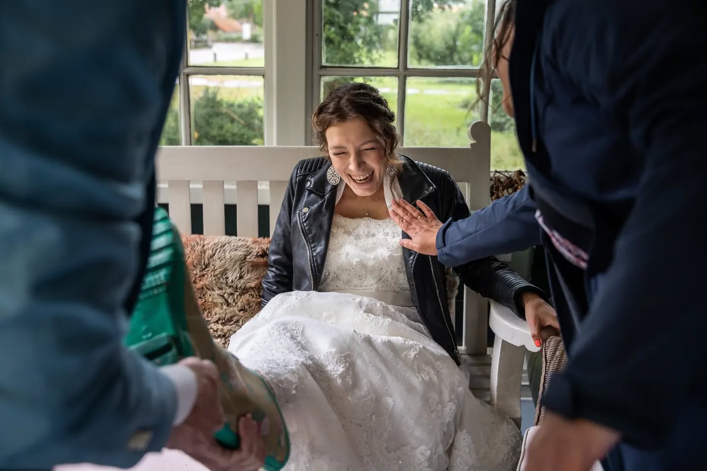 It's a two-man job 😜
Een variatie aan schoeisel die dag, op alles voorbereid 👌
#bruidsfoto #verloofd #bruidsfotograafdelft #bruidsfotografie #bruidsfotograafzuidholland #bruidsfotograafnederland #weddingphotographer #wedding #weddingphotography #wijgaantrouwen #trouwenin2024 #trouwenindelft #delft #stadhuisdelft #trouwenin2025 #landgoeddeolmenhorst #deolmenhorst