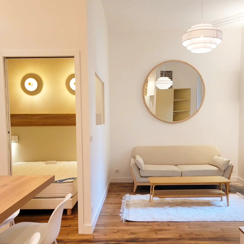 Projet LAMARCK
AVANT/APRES
Transformer un studio de 27m2 en rez-de-chaussée sur cour, sombre et peu accueillant.
La recette pour y parvenir un gros travail sur les lumières, recréer des espaces distincts avec la création d'un coin nuit (le pan de mur en pierre a été conservé ;-) et le salon séparé par une fenêtre d'intérieur pour apporter la lumière en second jour.
.
.
.
#renovation#architectureinterieure#interiordesign#light#decorationinterieur