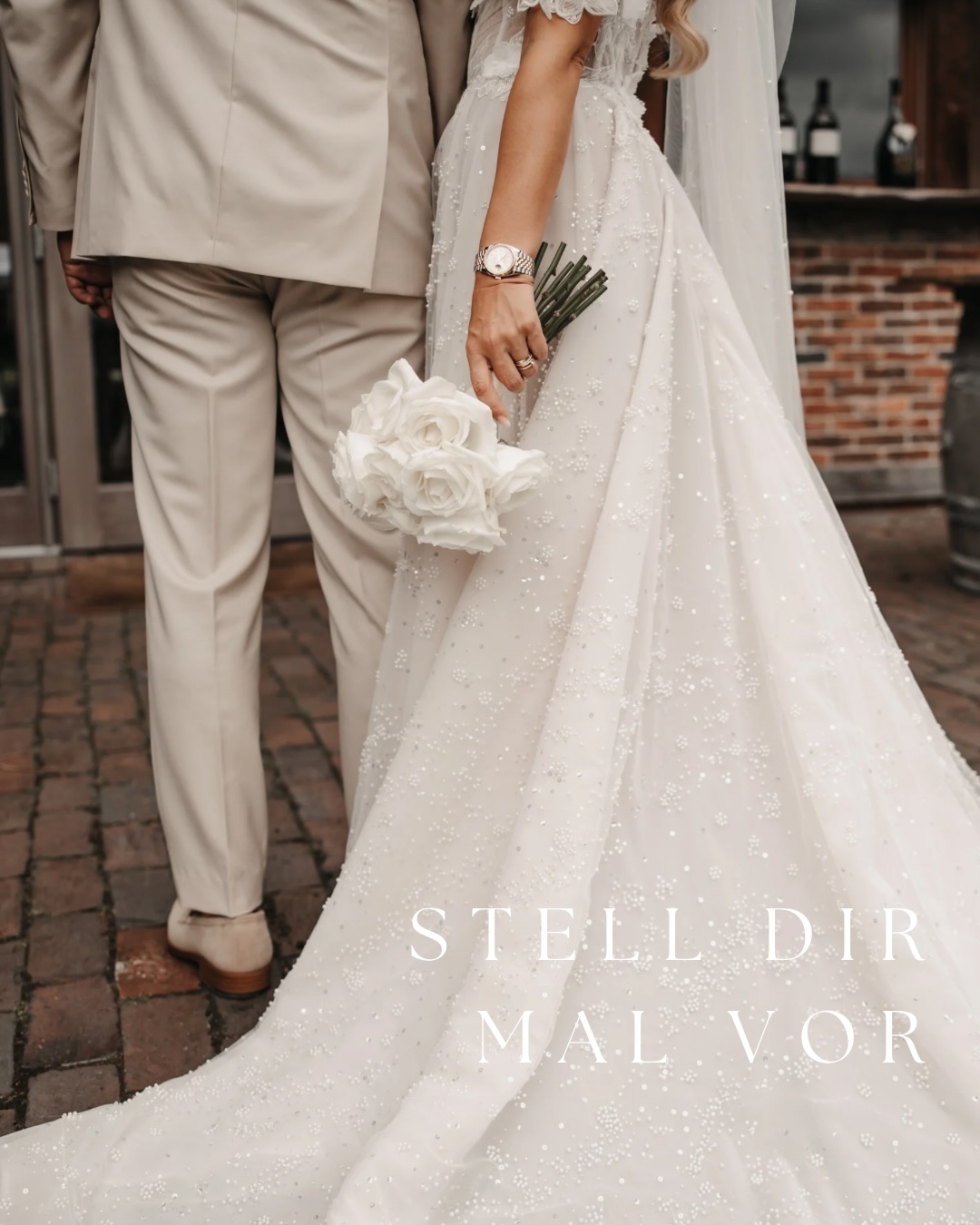 Was ist euch eigentlich wirklich wichtig?
Das ist für mich die Basis unserer Zusammenarbeit im Fullservice.
Welche Atmosphäre wünscht ihr euch?
Wie wollt ihr euch fühlen?
Welche Emotionen soll euer Trausetting transportieren?
Ich höre immer wieder den Satz: An die Deko erinnert sich sowieso niemand.
Schaut euch das Video an und sagt mir: transportiert das wirklich keine Atmosphäre für euch?
Wenn man die Deko lieblos behandelt und mit dem Mindset daran geht, dass sich sowieso niemand daran erinnern wird. Wie sollte dann auch jemand?
Ich liebe nichts mehr, als mit euch ins Gespräch zu gehen. Euch zu fragen: was wünscht ihr euch? Und dann daraus etwas zu kreieren, das euch und euren Gästen in Erinnerung bleibt. Etwas, das zu euch passt und sich für euch echt anfühlt.
Genau dann liebe ich meinen Job am meisten.
Fotos: @traumfabrikfotografie
Location: @wir_am_nordenholzerhof
Anzug: @bespoke_oldenburg
Ringe: @traumringe_oldenburg
Hochzeitsdeko
Dekoverleih
Hochzeitsfloristik
Tischdeko Hochzeit