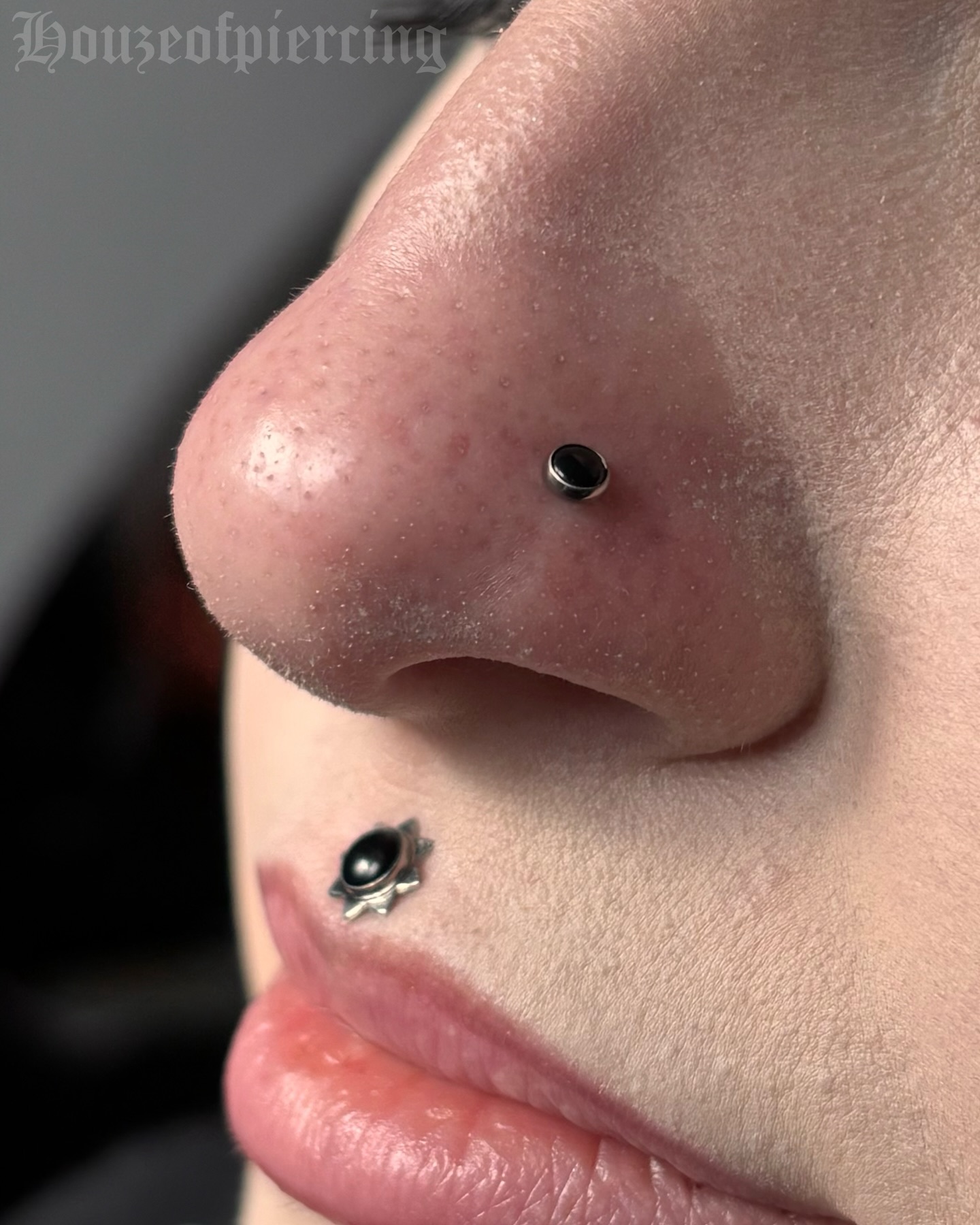 Onyx all around 🖤 fresh paired nostrils with onyx cabochons and healed philtrum with onyx cabochon titanium sun, all from @neometaljewelry
prepped with @purklenz
pierced with @probodyart
jewellery from @neometaljewelry
cooled with @neilmedpiercingaftercare
supplies from @probodyart @aces_supply and @holymountainsupplies
🖤 @venusinfurs.ie 14 Exchequer St, Dublin 2
⛓️ Tuesday to Saturday, booking link in bio
#piercing #piercer #earpiercing #nostril #medusapiercing