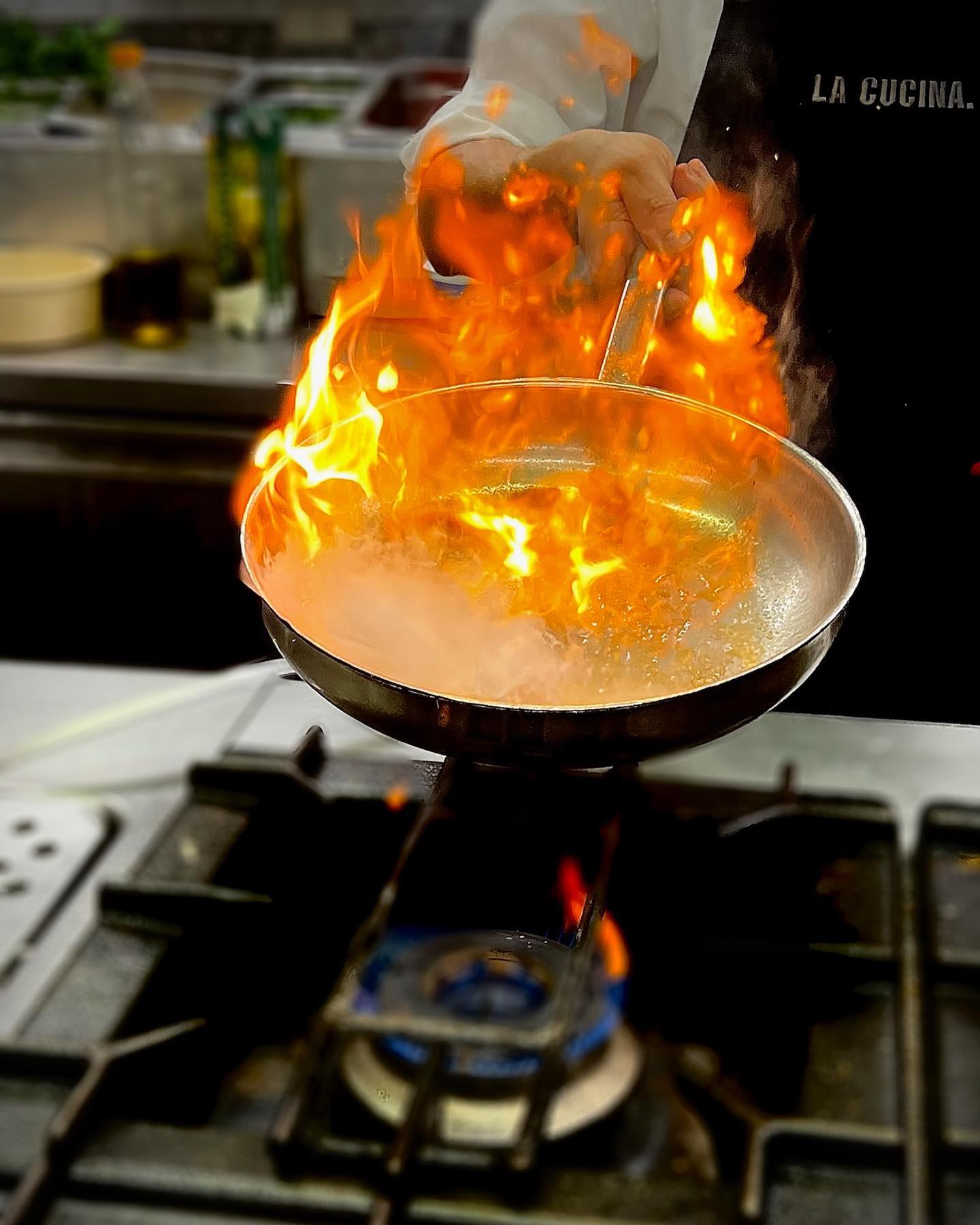 ‚Dolce far niente’ - Die italienische Redewendung beschreibt ‚das süße Nichtstun‘! 🤌🏼 Damit ihr das Motto am verlängerten Wochenende umsetzen könnt, wird‘s in unserer Küche heiß 🔥 #tuttipazziperlacucina #italianfoodmunich #restaurantsmünchen #pizzapastaandmore #lacucina #münchen