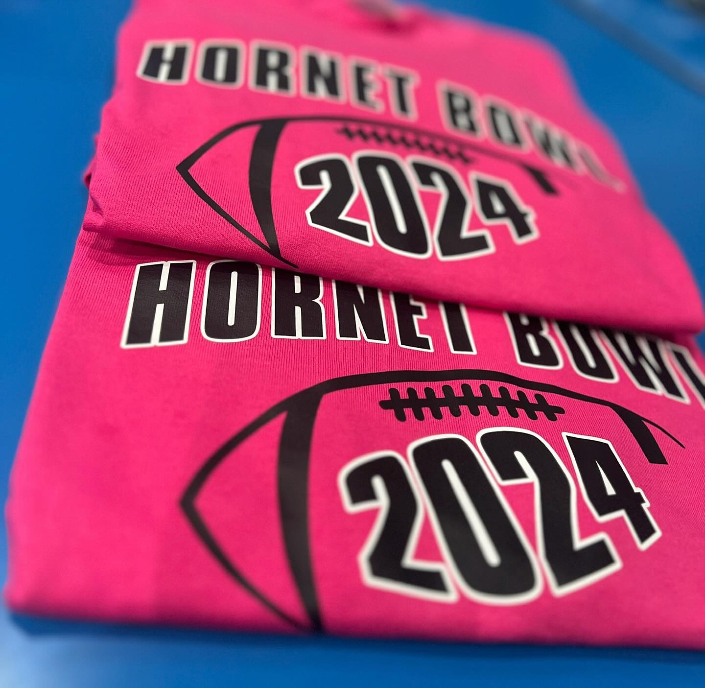 BMI 🏔️ SPORTS 🏈 @novatohigh HORNET BOWL t-shirts 💗🖤💕🖤 #schoolspirit #buildingcommunity #novato @novatofootball