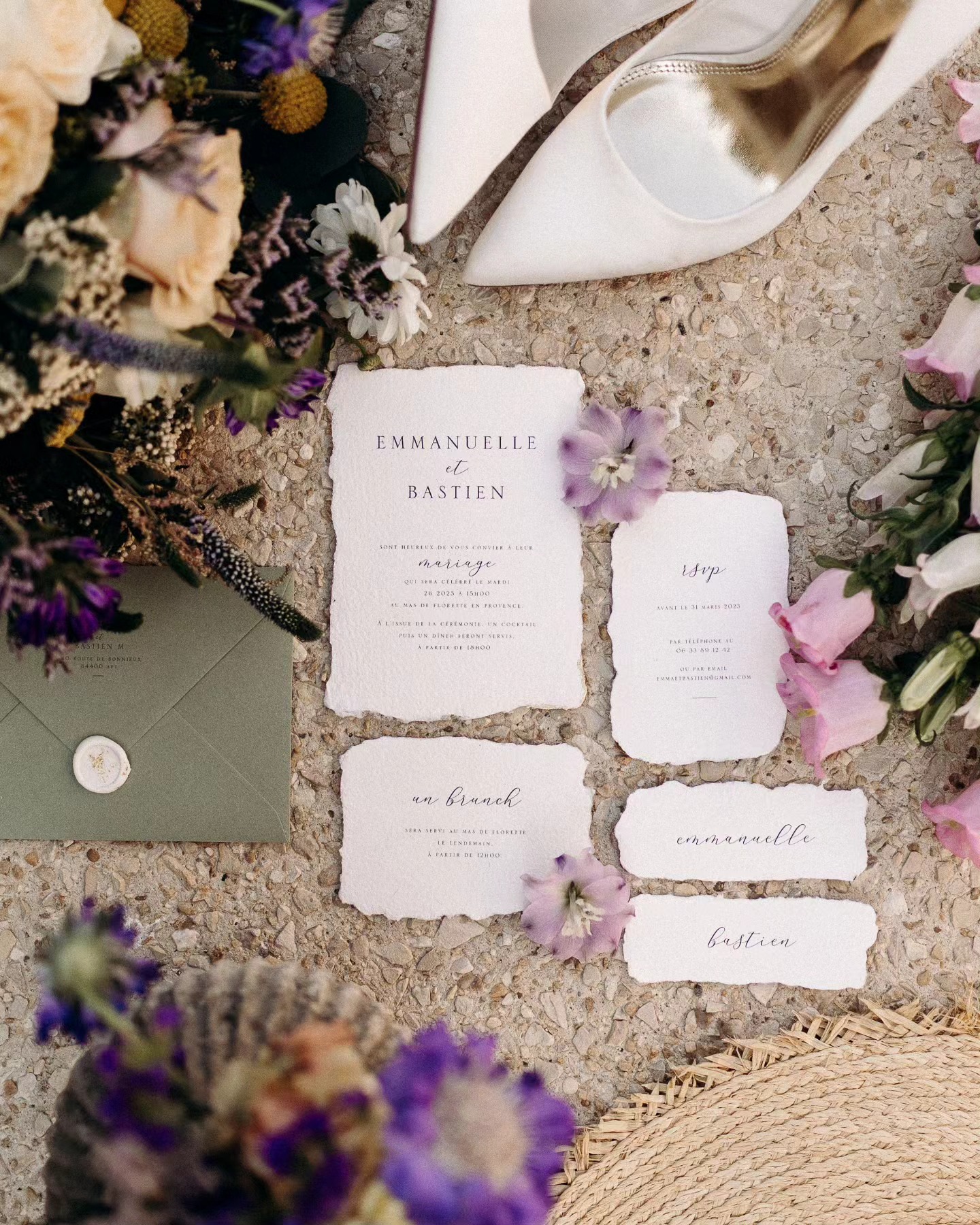 Le modèle Organique (ancienne version, seul le papier a changé) pour le @shootingstangerine Sparkles & lavender.
Lieu : @masdeflorette
Photographie @melody_barabe
Couple : @emmanuelle_montaud & @bastienleveau
MUHA : @elisabethmakeupartist
Robe : @victoirevermeulen
Accessoires : @lachambreblanche
Fleurs : @aime_ma_fleur
Décoration : @oravis_location
Voiture : @provenceclassics
Papeterie : @marionpapiermachine
Transport : @provence_luxury_vtc
.
.
#mariageprovence #lavande #papetetiemariage #mariage2025 #wedding2025 #fairepartmariage #papierartisanal