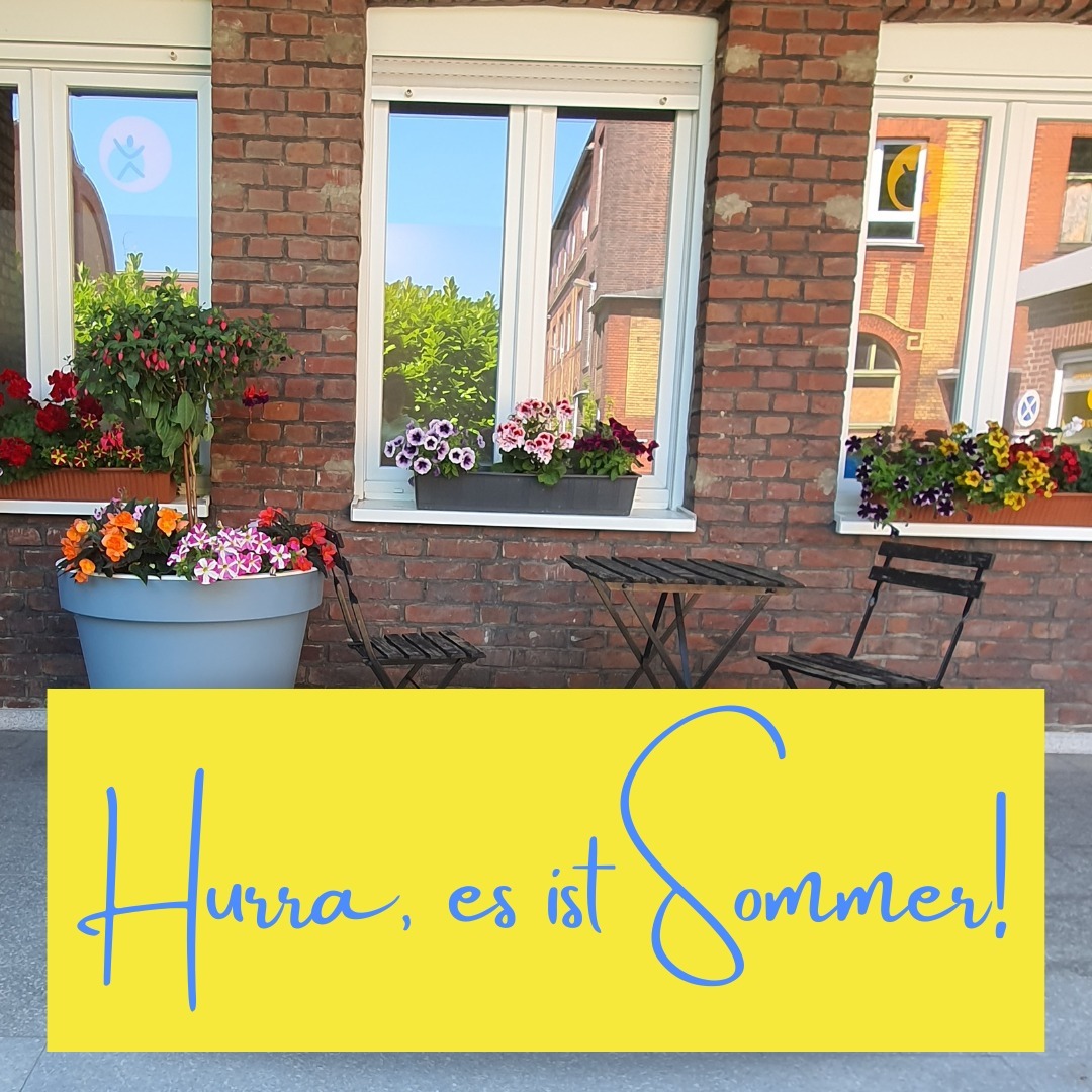 Sommer in der Ergotherapie:
Für viele Patient*innen heißt es ganz selbstverständlich, dass wir weitermachen wie üblich.
Für andere wiederum - insbesondere bei den Kindern unserer Praxis - kann Sommer in der Ergotherapie bedeuten, zu pausieren, zu verschnaufen, zu genießen ohne den alltäglichen Termindruck und die Anforderungen, welche die Ergotherapie stellt.
Wieder andere können die Zeit endlich nutzen, die wöchentliche Frequenz zu erhöhen und die Therapie somit zu intensivieren, ohne dass der Alltag stresst.
Für uns alle gilt, die Sonne tut uns gut und bereitet uns gute Laune.
In diesem Sinne:
Wir wünschen euch einen wunderbaren Sommer.