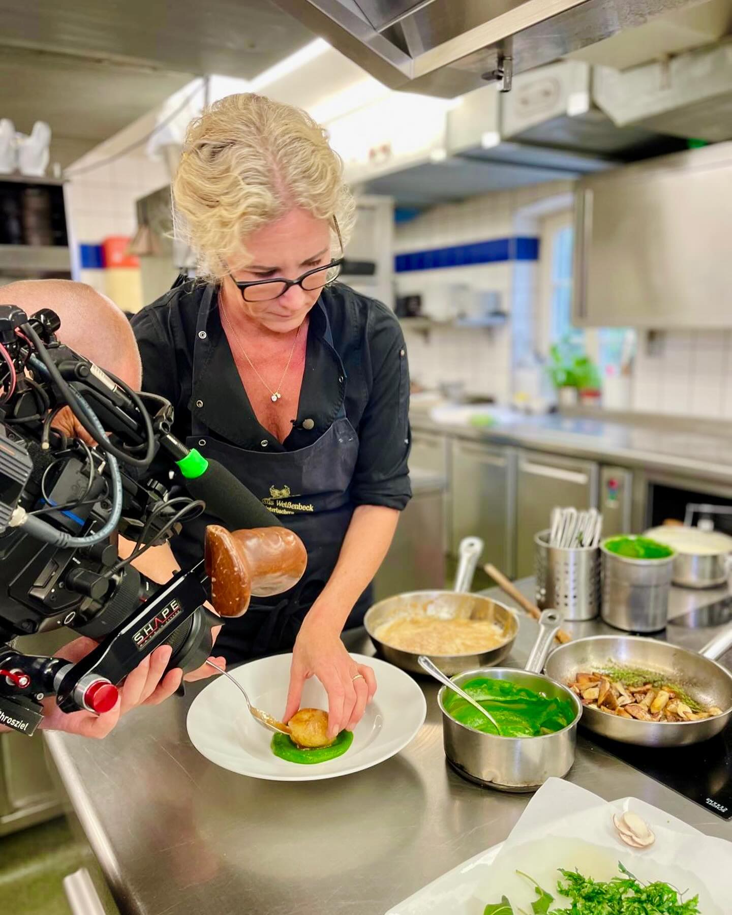 Heute für den Bayrischen Rundfunk gekocht, ab nächster Woche auch wieder auf unserer Karte: Topfenknöderl, Steinpilze,Petersilienpüree, Parmesanschaum#einfachgut #dassindwir #herbstgerichte #steinpilze #gutesvondaheim #bayrischeküche #saisonaleküche #landgasthaus