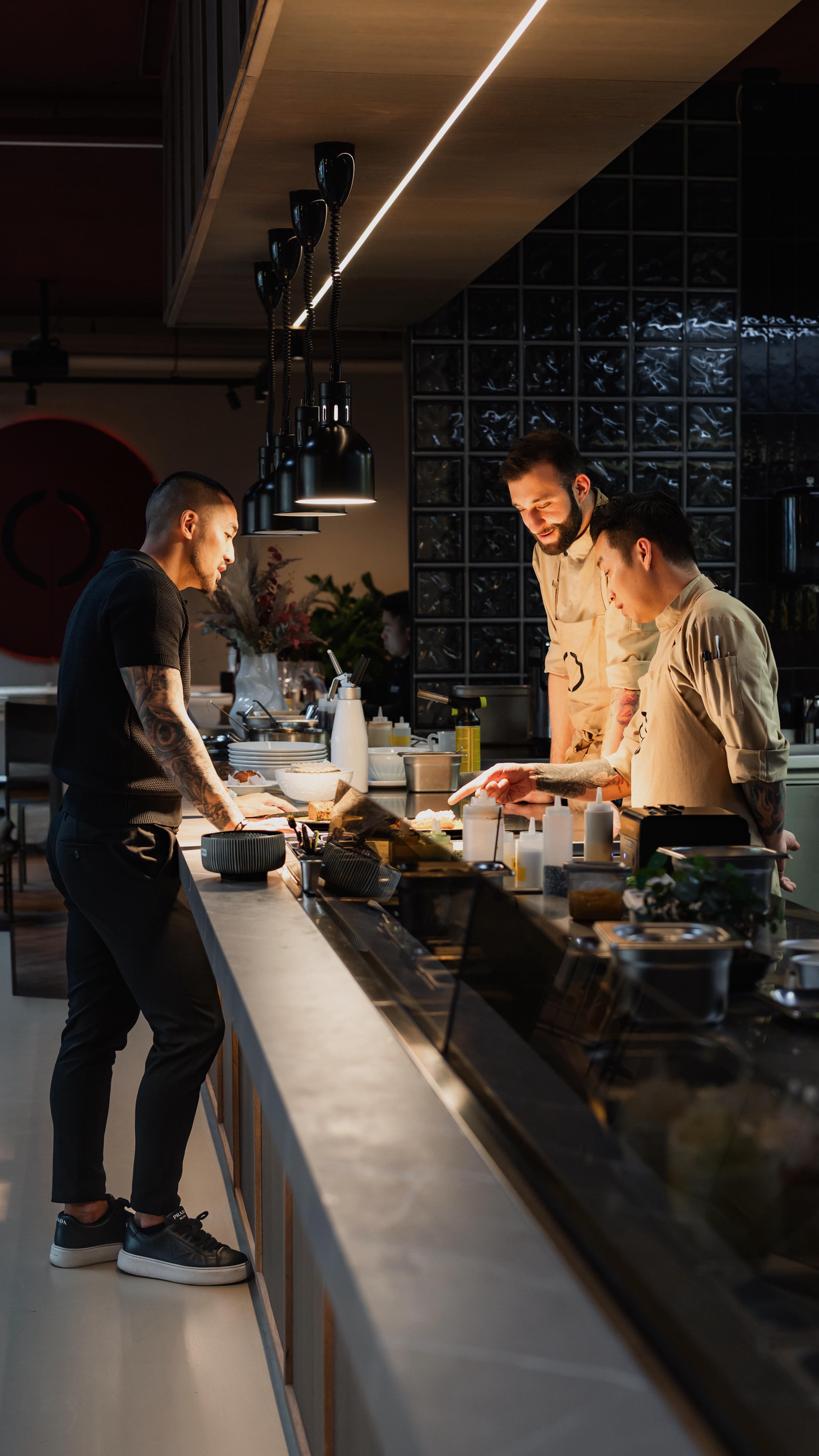 NOVINKY v à la carte menu! 🍽️ Připravili jsme si pro vás několik nových specialit, na které se můžete těšit už od dnešního večera. 🍤
Rezervujte si stůl přes odkaz v biu nebo ve stories!
Kolekce STONE od @g.benedikt_1882
👨🏻🍳 @dima_pavliuk_
👨🏻🍳 @tuananhdo2018