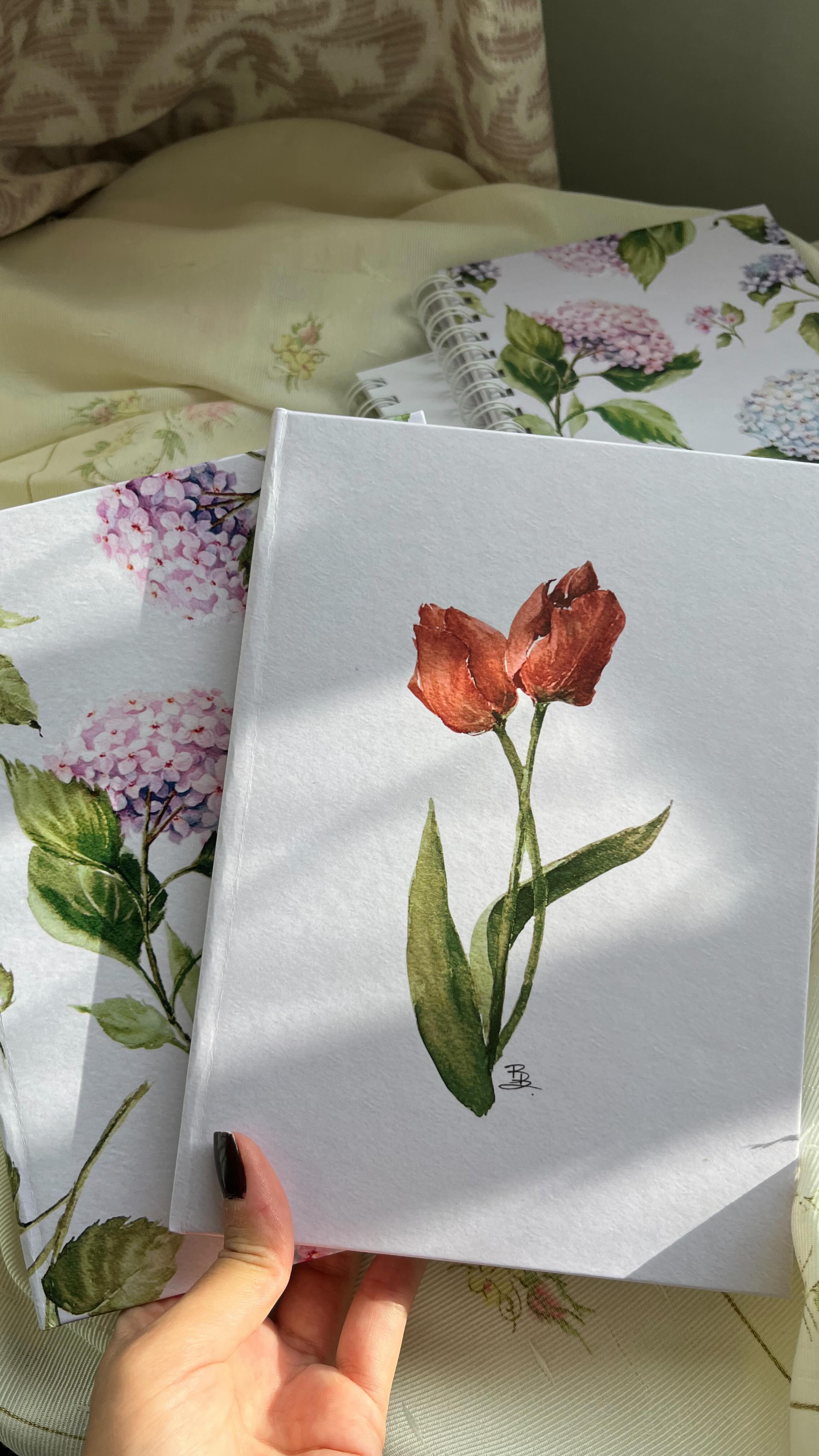 Além das hortênsias, a tulipa também teve seu lugar!
Quer garantir o seu?
Clica no link da bio 👇🏽