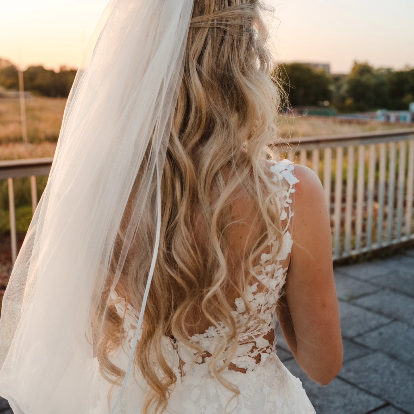 Der perfekte Hochzeitslook: Locken und offene Haare
Die Hochzeit – der schönste Tag im Leben. Sie steht vor dem Spiegel, ihr Herz klopft. Ihr langes Haar fällt in sanften Locken über die Schultern, leicht und voller Eleganz. Kein aufwendiger Dutt, keine strenge Hochsteckfrisur – nur ihre natürliche Schönheit, betont durch die sanften Wellen, die im Licht glänzen.
#bridalglow #weddinghair#brautfrisur