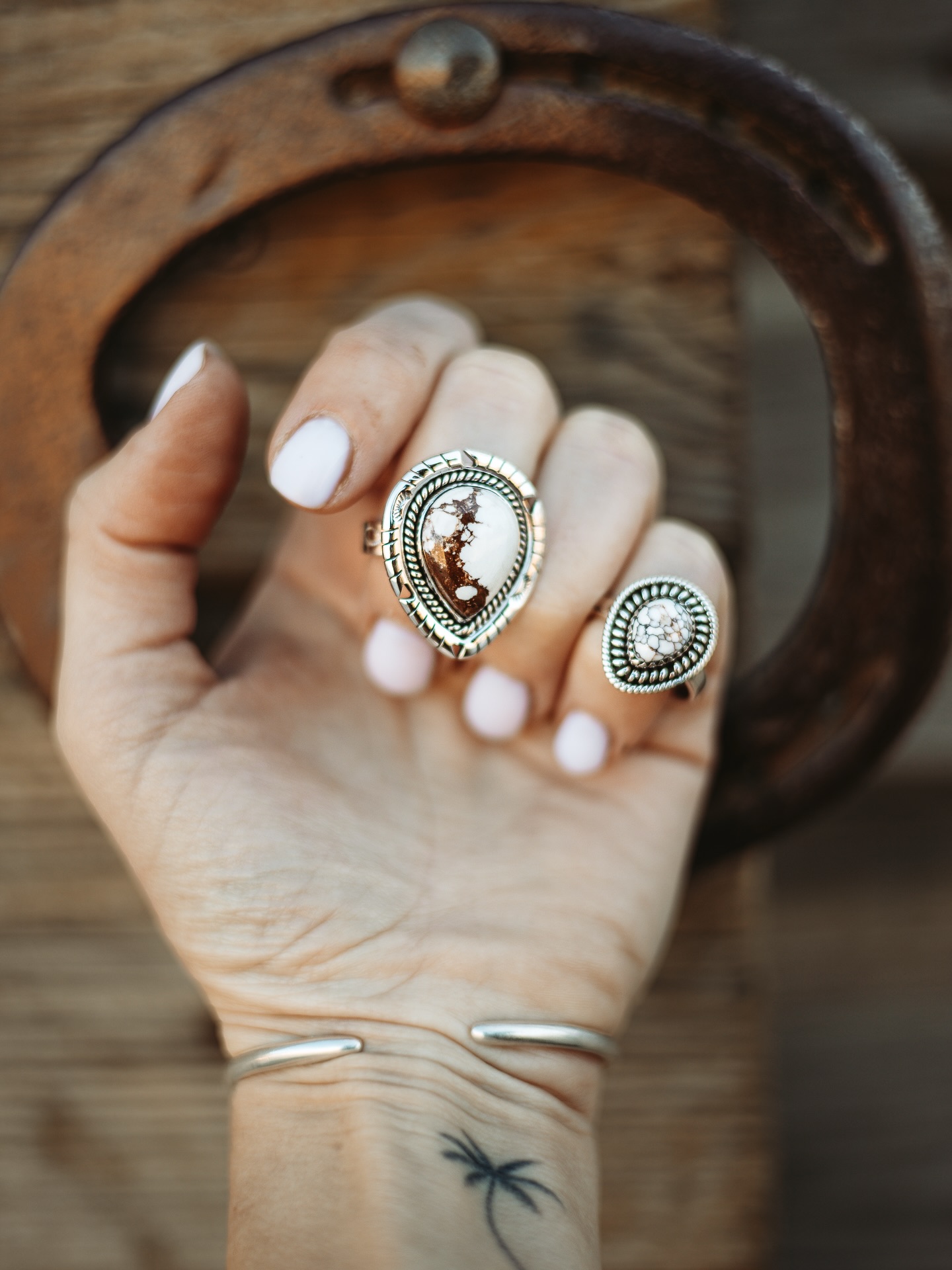 La Wild Horse ne se choisit pas au hasard 💫
Pierre de contraste, elle raconte l’équilibre entre force et ancrage.
Ses nuances terreuses, presque désertiques, évoquent les grands espaces, le silence chaud, la liberté brute.
Chez Sonora, on imagine des bijoux pour qu’ils correspondent à toutes les manières dont on aime les porter.
Que vous soyez dans l’affirmation avec des bagues à la forte personnalité ou dans la subtilité sur des versions plus discrètes, la Wild Horse reste la même : libre, sauvage, profondément ancrée.
Si vous deviez en choisir une des deux, ce serait laquelle ? 🫶