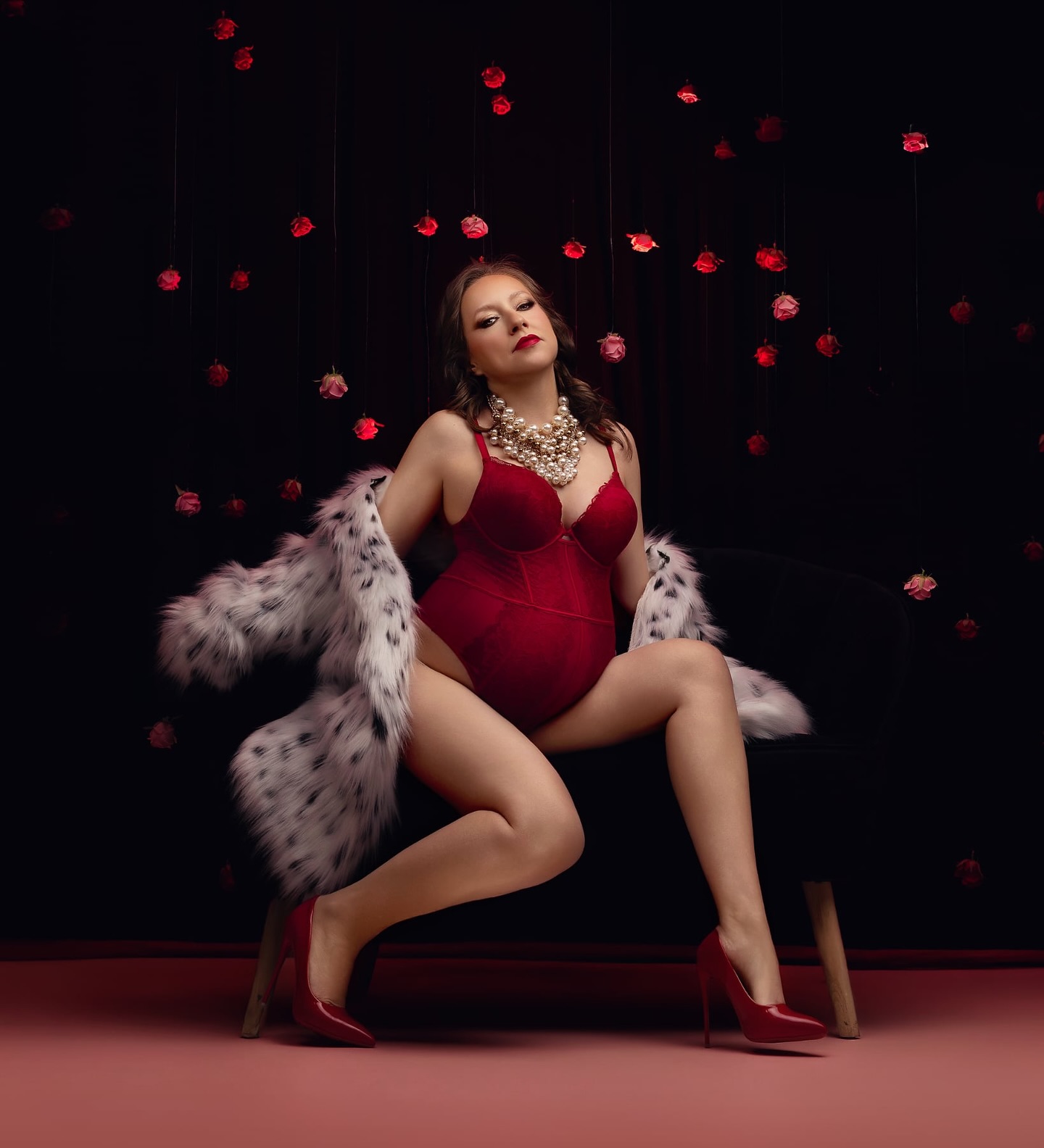 Rouge.
Intense.
Incontrôlable.
Il y a des femmes qu’on ne regarde pas…
On les ressent.
#boudoirphotography #portraitfeminin
#bellaverastudio #osezvousreveler #shootinggrossesse