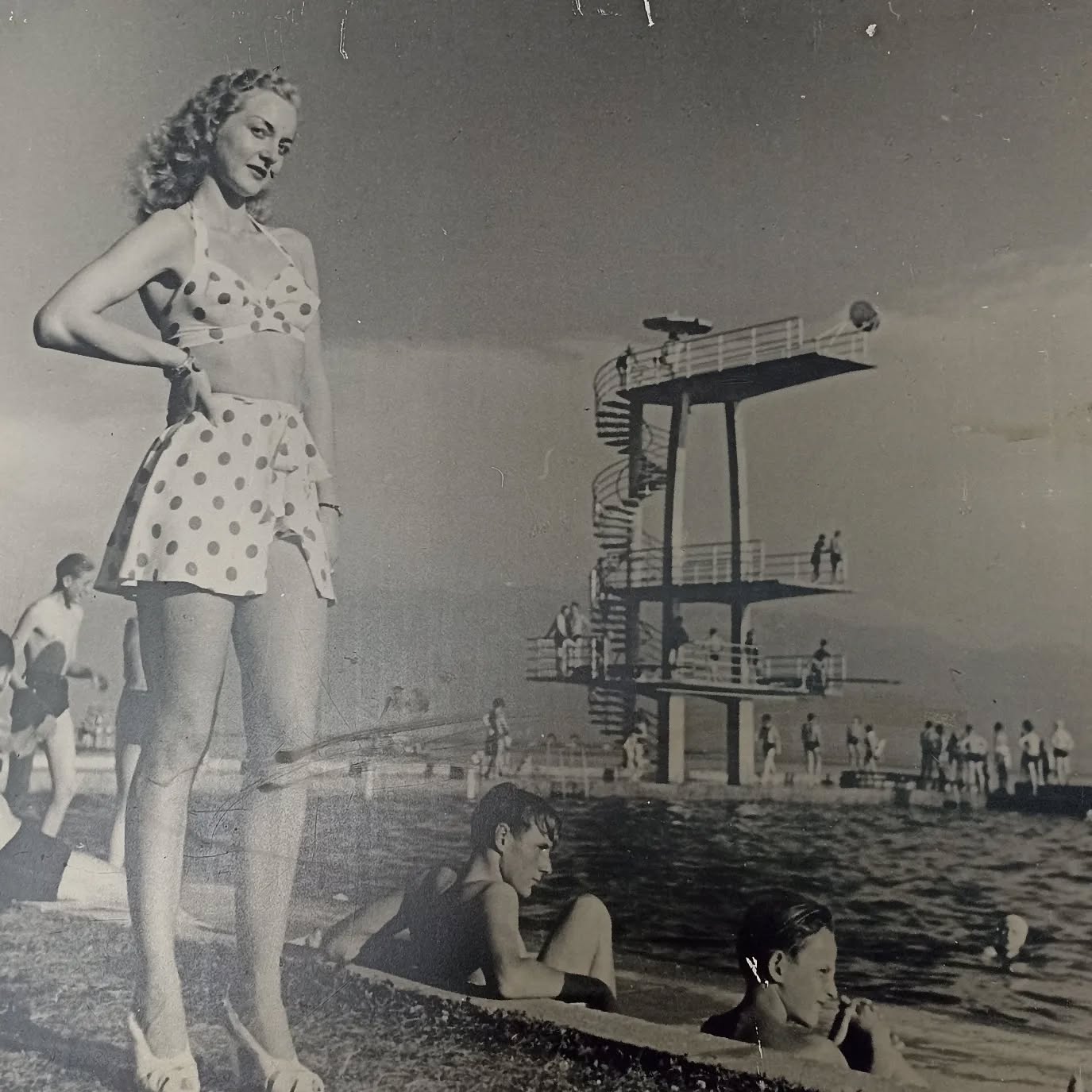 #piscinebellerive #piscinebellerivelausanne #marcpiccard #docomomointernational #expo64lausanne #devanthérylamunière
Le complexe sportif balnéaire de Bellerive-Plage est un site de loisirs parmi les plus appréciés de Lausanne en même temps qu’un joyau de l’architecture fonctionnaliste. En dehors des bassins, il est constitué d’une rotonde abritant entrée et restaurant et d’un vestiaire formant une longue courbe. L’architecture, notamment marquée par l’utilisation du verre, se veut légère. La ségrégation des vestiaires se fait en plan, un étage pour les femmes, un étage pour les hommes.
L’ensemble est construit de 1936 à 1937 dans un contexte de crise économique en même temps que de développement de la société des loisirs. Le chantier s’inscrit dans un plan de lutte contre le chômage; c’est ainsi qu’aucune machine n’y est admise afin de favoriser l’emploi.
L’architecte est le Lausannois Marc Piccard. Il sera chargé d’agrandir le site en 1962. Une rénovation méticuleuse a été effectuée en 1993 par les architectes Inès Lamunière et Patrick Devanthéry avec le suivi attentif des monuments historiques.
Source: www.lausanne.ch