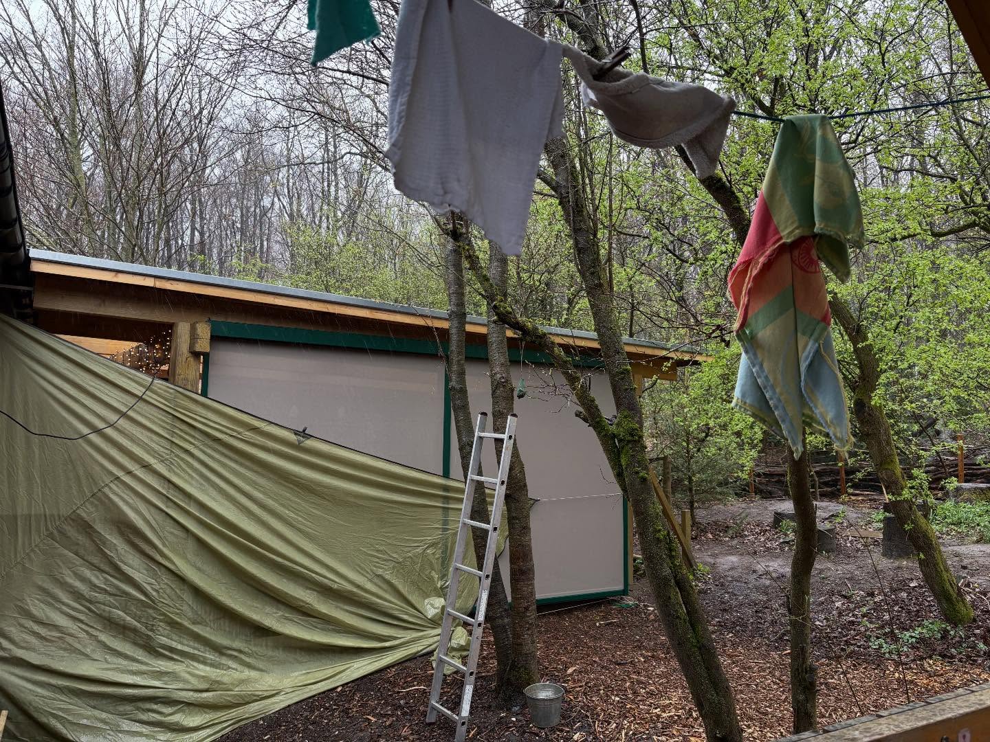 Aufgrund der heutigen Sturmwarnung mussten wir einen Teil unseres Außengeländes leider absperren, doch was nun? Langeweile kommt bei uns nicht auf! Unseres aktuellen Themas entsprechend haben wir heute frei mit Farben experimentiert und die Kinder durften sich komplett austoben!