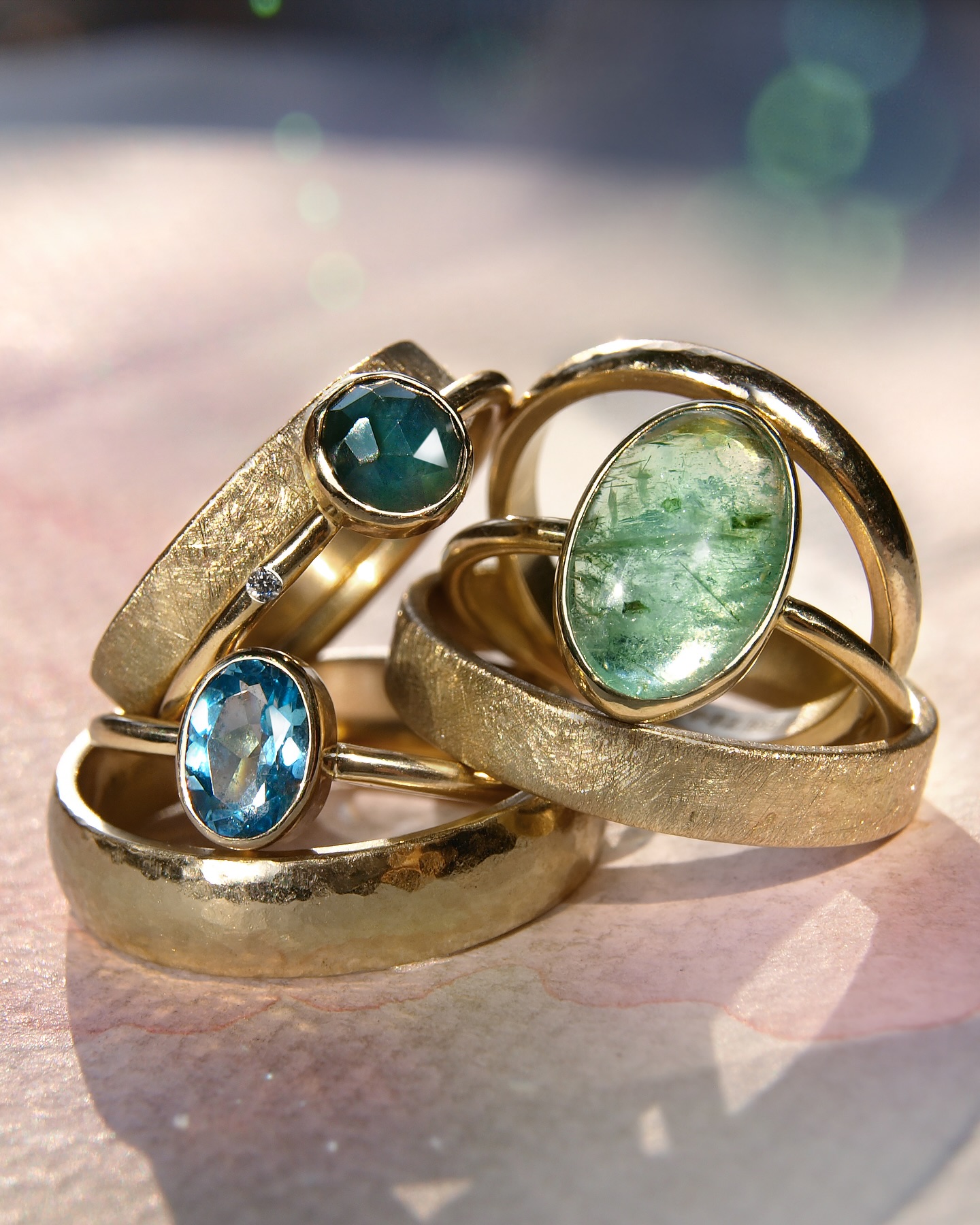 Dzieńdoberek! 🌞
Dziś przedstawiam Wam znów taką garść barwnych cudów!
Wszystkie w pięknych oceanicznych zielono-błękitnych odcieniach 😍🦚🌲🌊✨
Mamy tutaj topaz Swiss Blue w klasycznym owalnym szlifie, oprawiony na zamówienie oraz dwa CUDAKI DO WZIĘCIA. Ten z morskim szafirkiem w rozetowym szlifie i małym brylantem w obrączce już wzięty - w piątek zagościł na swoim palcu 👏
Ale drugi - szmaragd w owalnym szlifie kaboszonowym jeszcze wolny. Kto pierwszy, ten lepszy! 🔥
Wszystkie kamienie naturalne, oprawione w efektowne, minimalistyczne, złote pierścionki 💍💎✨
A towarzyszą im jeszcze Obrączki ślubne. Jedna para delikatnie młotkowana - o bardzo przyjemnej, migotliwej powierzchni. A druga w moim „firmowym” rustykalnym wykończeniu 👌✨
:::
Sezon na obrączki rozkręca się w najlepsze. Warto zamówić je z odpowiednim wyprzedzeniem! 🔗😌📝
W mojej ofercie znajdziecie oryginalne złote obrączki ślubne w wielu różnych wykończeniach. Powstają wyłącznie na zamówienie indywidualne, wg ściśle ustalonych detali 👌
To wielka frajda tworzyć dla Was takie skarby! ✨🧙♂️
:::
Napisz do mnie aby poznać detale dostępnych od ręki cudaków i spełnić marzenie zamawiając jeden z nich lub podobny pierścionek stworzony na zamówienie dla Ciebie lub kogoś bliskiego 🤗📮💍👌✨
:::
.
.
.
.
.
#bartoszciba #bartoszcibajewelry #perfectimperfection #oryginalneobrączkiślubne #złoteobrączki