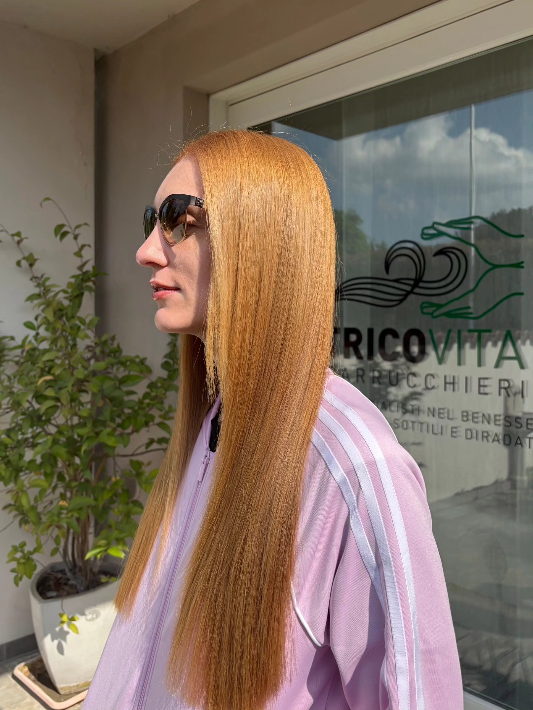 Un tocco di luce per esaltare la bellezza di Giulia Salvi ✨ Il suo biondo ramato prende nuova vita grazie a riflessi caldi e brillanti, perfetti per questa stagione.
Non un nuovo look, ma una coccola di colore per valorizzare ogni sfumatura. 🍯🔥
#TricovitaParrucchieri #BiondoRamato #HairGlow #ColoreSenzaAmmoniaca
#coloreautoprotettivo #capellisanieforti