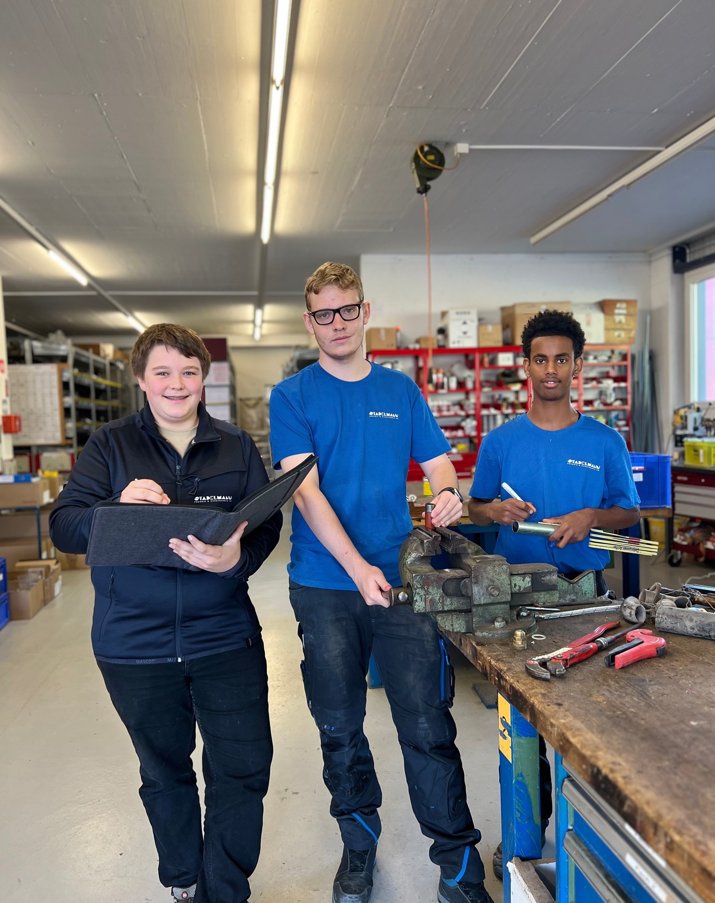 Wir freuen uns, in diesem Jahr drei neue Lehrlinge in unserem Team zu begrüßen! 👨🔧📏
Rony Zemp (links) startet als Gebäudetechnikplaner Sanitär, während Mario Limacher (Mitte) und Adonay Tsehaye (rechts) als Sanitärpraktiker bei uns beginnen.
Auf euch wartet eine spannende und lehrreiche Zeit – wir sind stolz, euch auf diesem Weg begleiten zu dürfen! 💪
Interessierst du dich auch für eine Lehrstelle bei uns?
Offene Lehrstellen Sommer 2025:
- Gebäudetechnikplaner EFZ
- Sanitärinstallateur EFZ
Bewerbe dich jetzt auf unserer Webseite.
www.stadelmann-shs.ch
#lehrlinge2024 #neuesteam #zukunftgestalten #ausbildungstart #gebäudetechnikplaner #sanitär #sanitärpraktiker #suissetec #wirdiegebäudetechniker