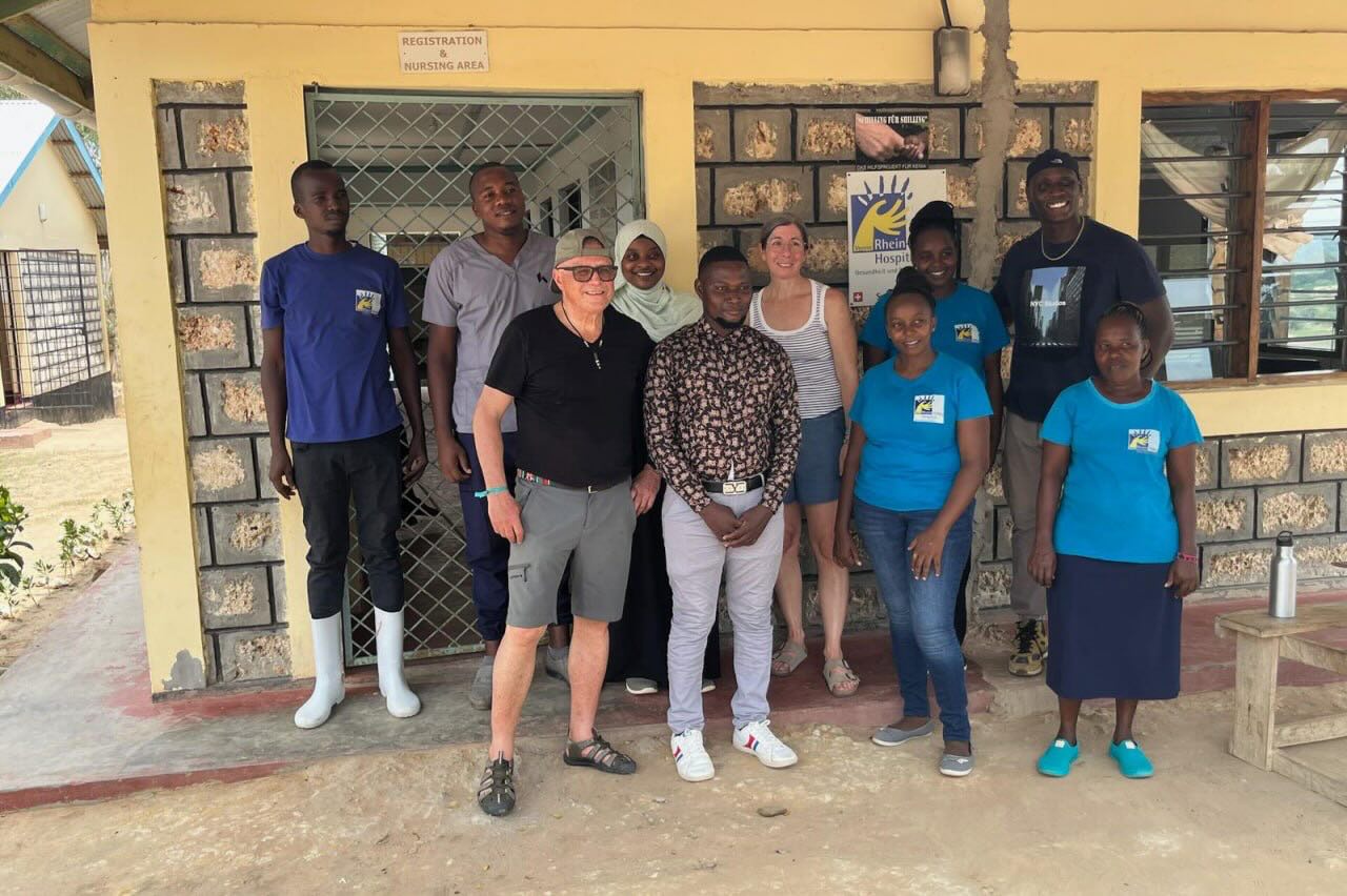 Vorstand zu Besuch in Maji Moto 🇰🇪
Seit ein paar Tagen sind Eveline Alder und Erich Kühnis vor Ort in unserem Medical Centre 🏥.
Sie tauschen sich mit dem Team aus 🤝 und treffen Kinder und ihre Familien 👶👨👩👧. Genau für sie setzen wir uns ein 💛.
Eveline schreibt zu den Bildern 📸: «Die Angestellten sind sehr motiviert 💪 und halten unser Projekt am Laufen. Schön zu sehen, wie sie sich einsetzen ♥️»
🙏 Danke, dass du uns dabei hilfst!
#rheinvalleyhospital #medicalcentre #kenia #majimoto #rheinvalleymedicalcentre