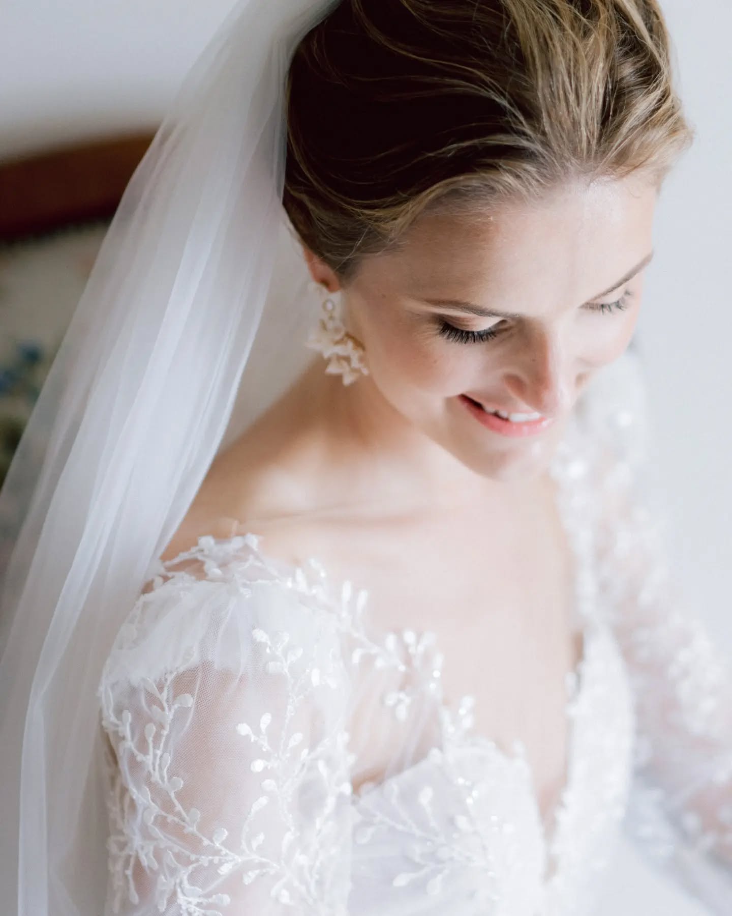 Les préparatifs de la mariée ✨
Design, Planning & Styling: @mosaique_events
Mentor: Queen @sarahstefaniofficial
Cinematography: @2become1video
Venue: @ayroldi_masseria
Catering: @rotondocatering
Bar Services: @joebarcatering
Sound&Light: @siteartevents
Flowers: @corcortezfloral
Graphic Design: @atelier_invitations
Furniture & Tableware Rentals: @allestimentilerose
Band: @sunbirdsduo
Bridal Shoes: @bellabelleshoes
Wedding Dress: @julievinobridal
Muah: @sots_muah
___
#weddingphotographer
#weddingphotography
#weddingphotographerfrance
#destinationweddingitaly
#destinationwedding
#destinationweddingphotographer
#luxurywedding
#fineartweddingphotography
#fineartweddingphotographer