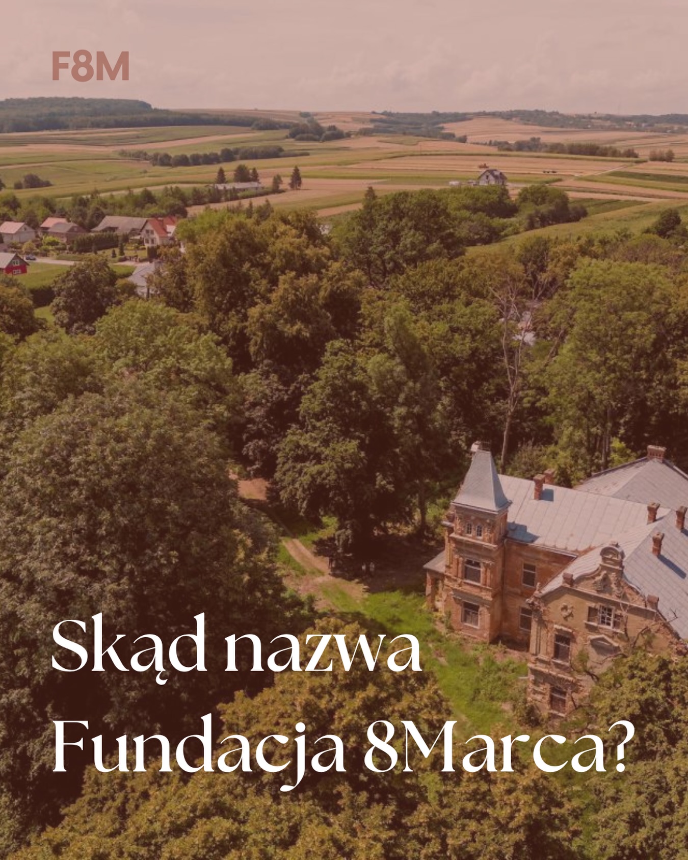 Dlaczego nazywamy się Fundacja 8Marca?
Często pytacie, czy nasza nazwa oznacza, że działamy tylko jeden dzień w roku. Wręcz przeciwnie! Ta data to nasz fundament i kompas, który wyznacza nasze działania przez 365 dni w roku.
Nasze DNA kryje się w dwóch historiach:
1️⃣ Międzynarodowy Dzień Praw Kobiet – bo wierzymy w kobiecą sprawczość, przywództwo i rolę liderek w zmienianiu świata na lepsze.
2️⃣ Rokietnica, 8 marca 1943 r. – to data symbolizująca bohaterstwo lokalnej społeczności pod przywództwem niezwykłej kobiety. To z szacunku do tej odwagi powstała nasza fundacja.
Dziś tę historię łączymy z nowoczesnością:
🔹 Tworzymy Innovation Manor® – neutralny klimatycznie zabytek w duchu #neweuropeanbauhaus.
🔹 Walczymy o mądre prawo dla dziedzictwa i uczymy, jak ekologicznie modernizować stare domy.
Fundacja 8Marca to połączenie szacunku do przeszłości z odważnym patrzeniem w przyszłość. Dziękujemy, że jesteście z nami!
Wesprzyj zieloną transformację zabytków swoim 1,5% podatku. KRS: 0000977506 | Dowiedz się więcej: www.8marca.org
#f8m #fundacja8marca #heritage #zabytki