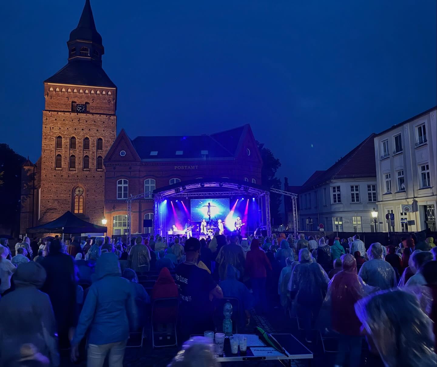 Wir trotzen dem Regen. ABBA Waterloo Show in Sternberg. Wir waren ein Teil davon. Vielen Dank für den Auftrag.