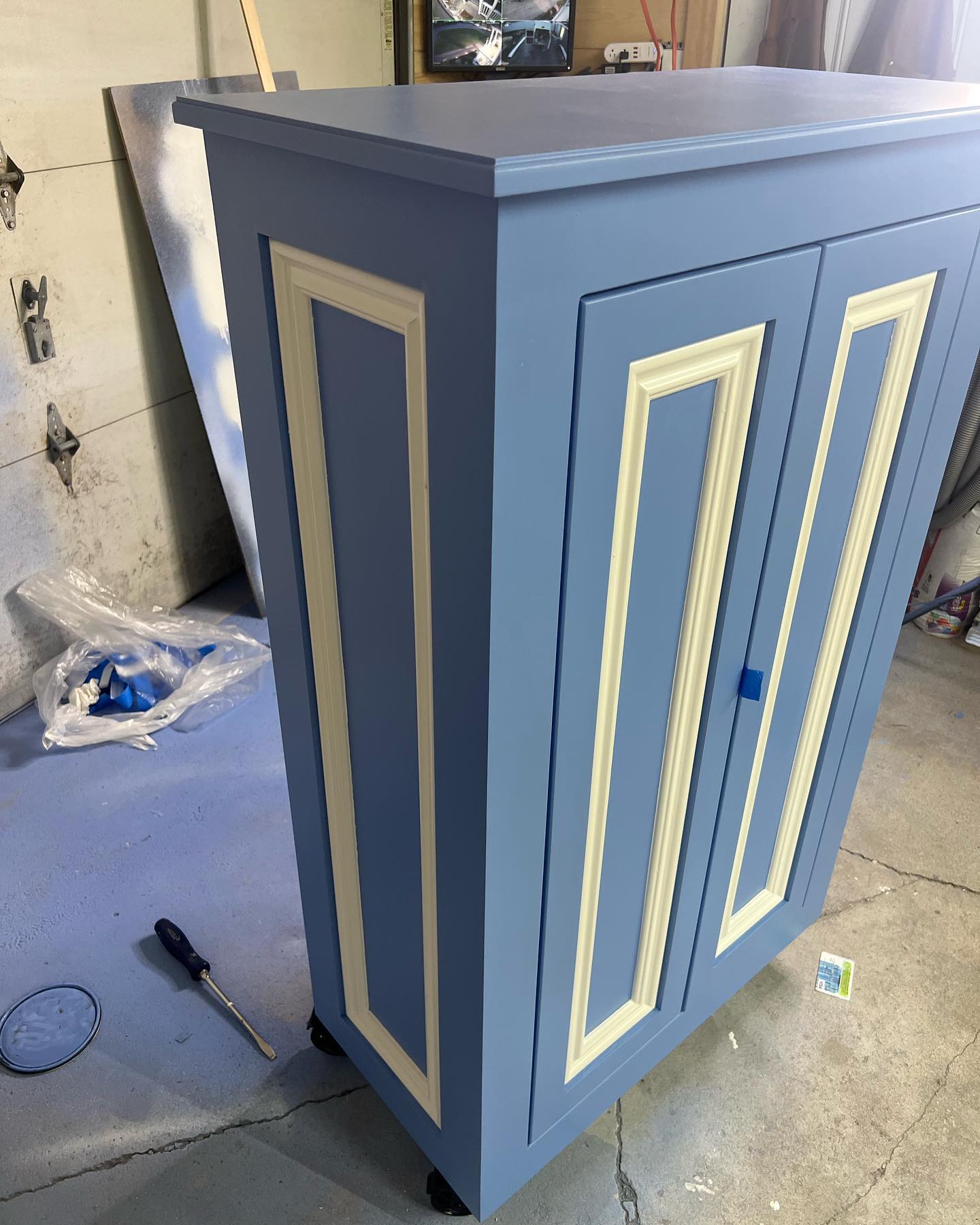 Custom rolling cabinet for a camera display
Made out of maple 1” thick doors soft close hinges